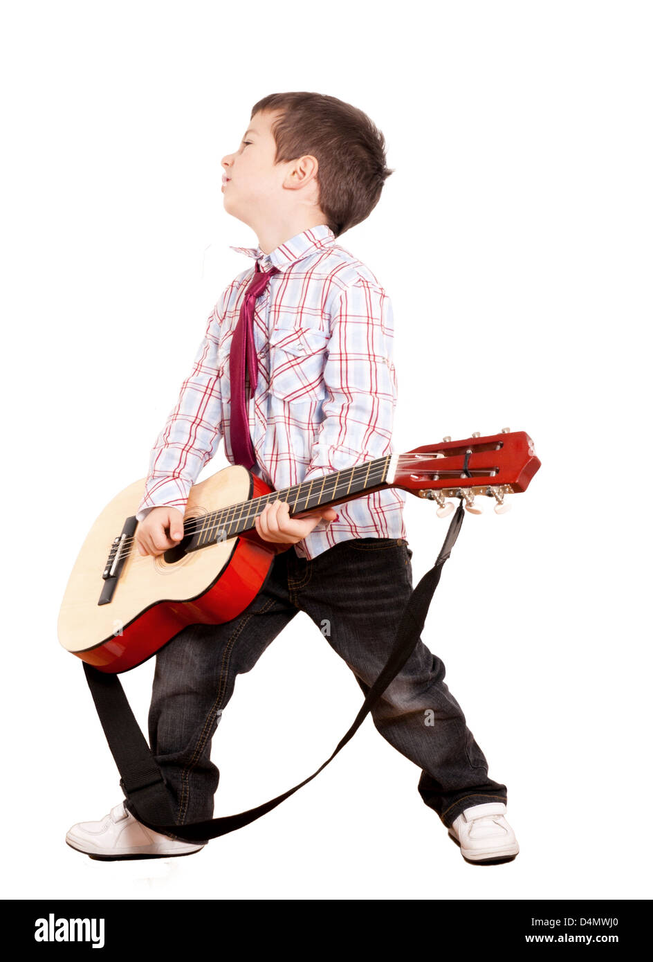 Kleiner Junge mit Gitarre, isoliert auf weiss Stockfoto