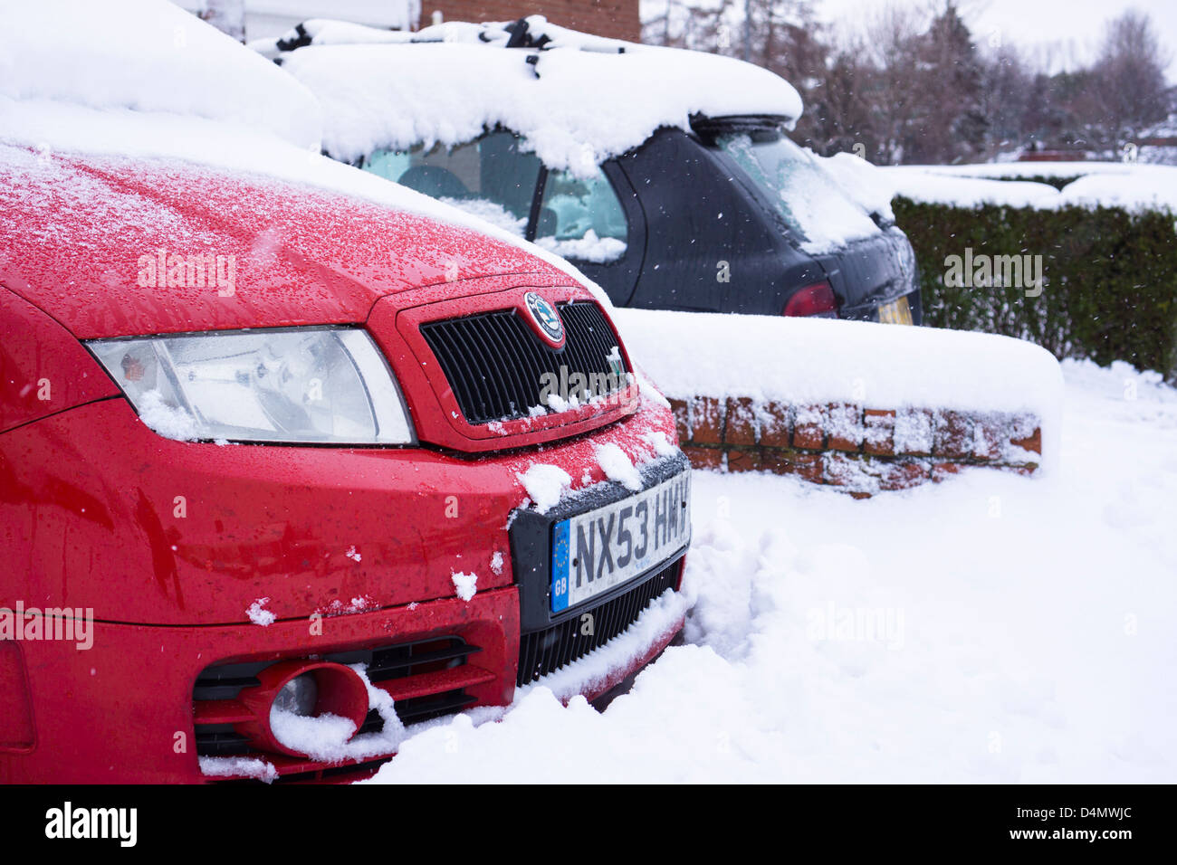 Autos im Schnee nach England UK Schlechtwetter gefangen. Stockfoto