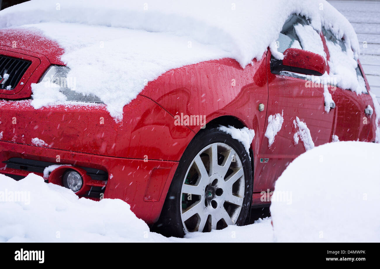 Autos im Schnee nach England UK Schlechtwetter gefangen. Stockfoto