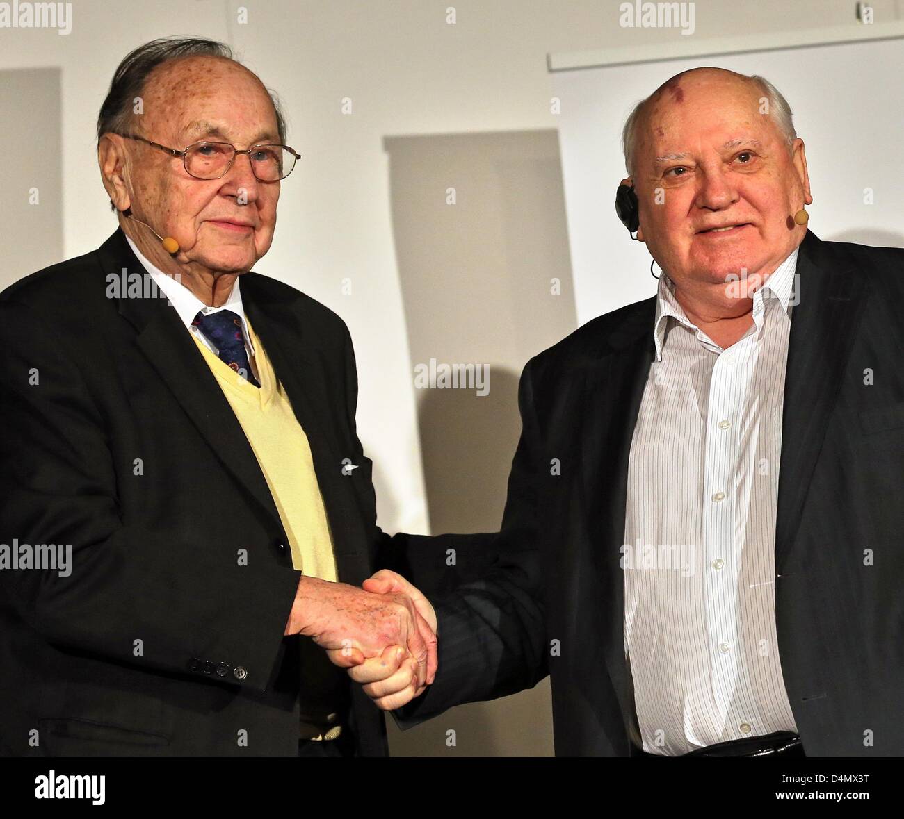 Ehemaliger Präsident der Soviet Union Michail Gorbatschow (R) und ehemalige Bundesministerin für auswärtige Angelegenheiten Hans-Dietrich Genscher die Hand nach einer Buchbesprechung in St. Peter Church in Leipzig, Deutschland, 15. März 2013. Foto: Jan Woitas Stockfoto