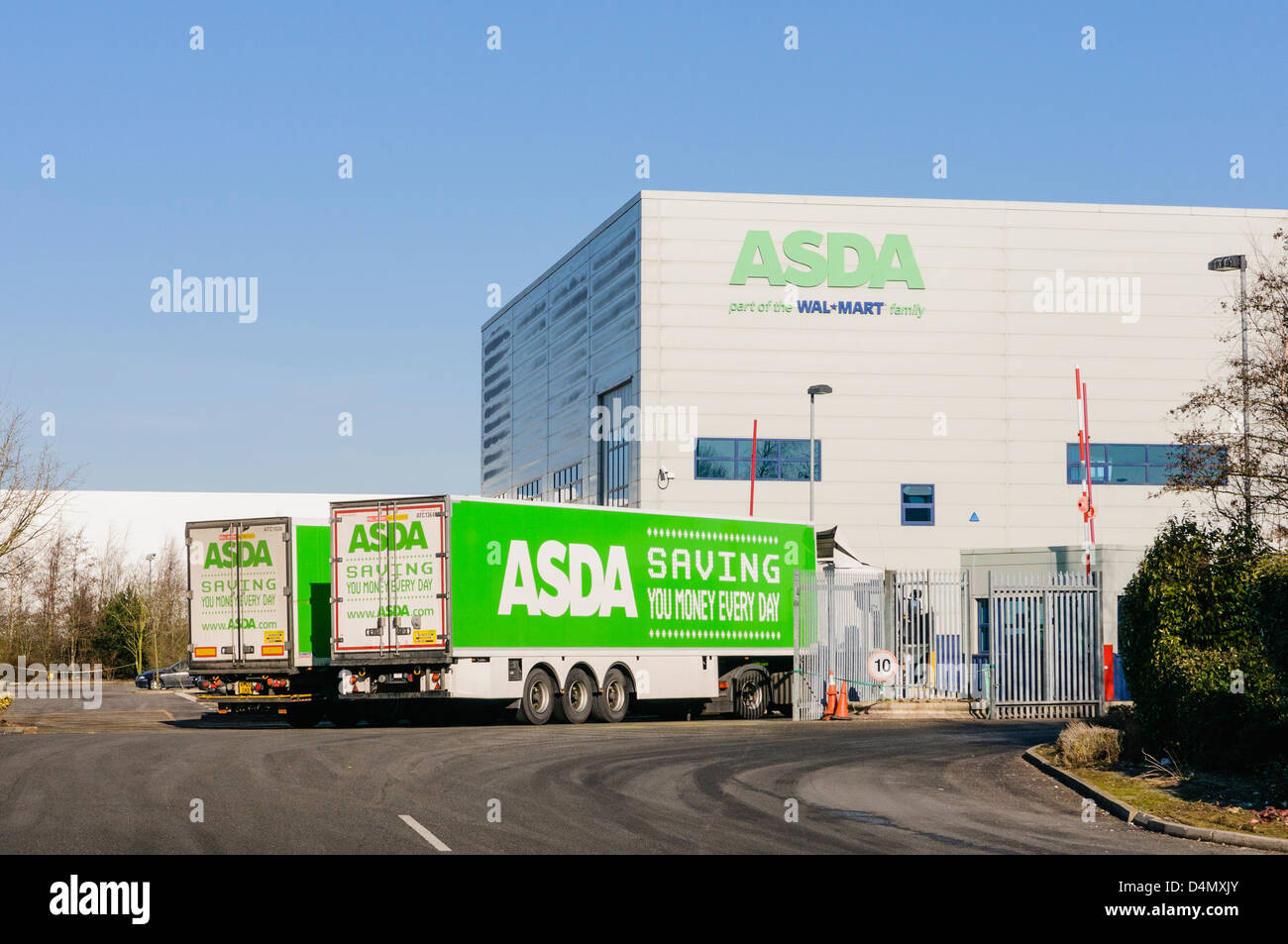 Zwei Asda LKWs kommen an einem von der Firma Distributionszentren Daventry International Rail Freight Terminal (DIRFT) Stockfoto