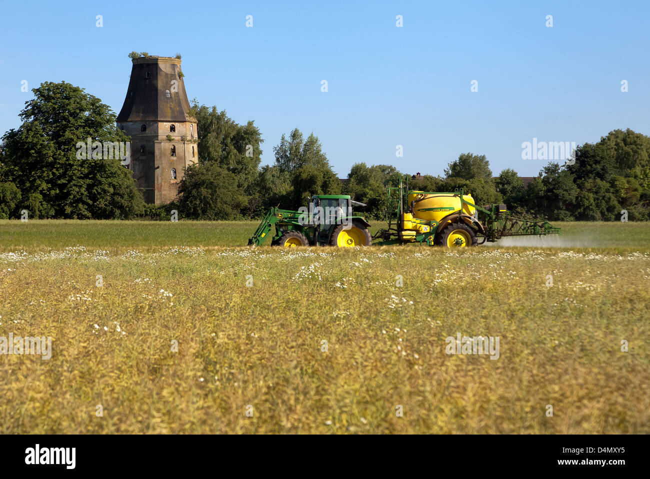 Intschede, Deutschland, bestreut ein Bauer sein Feld mit Pestizid Stockfoto