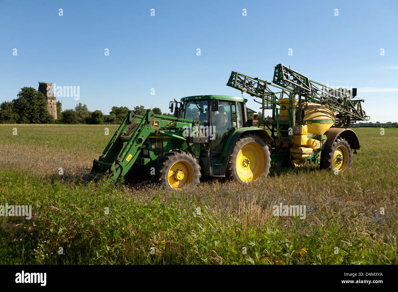 Intschede, Deutschland, bestreut ein Bauer sein Feld mit Pestizid Stockfoto