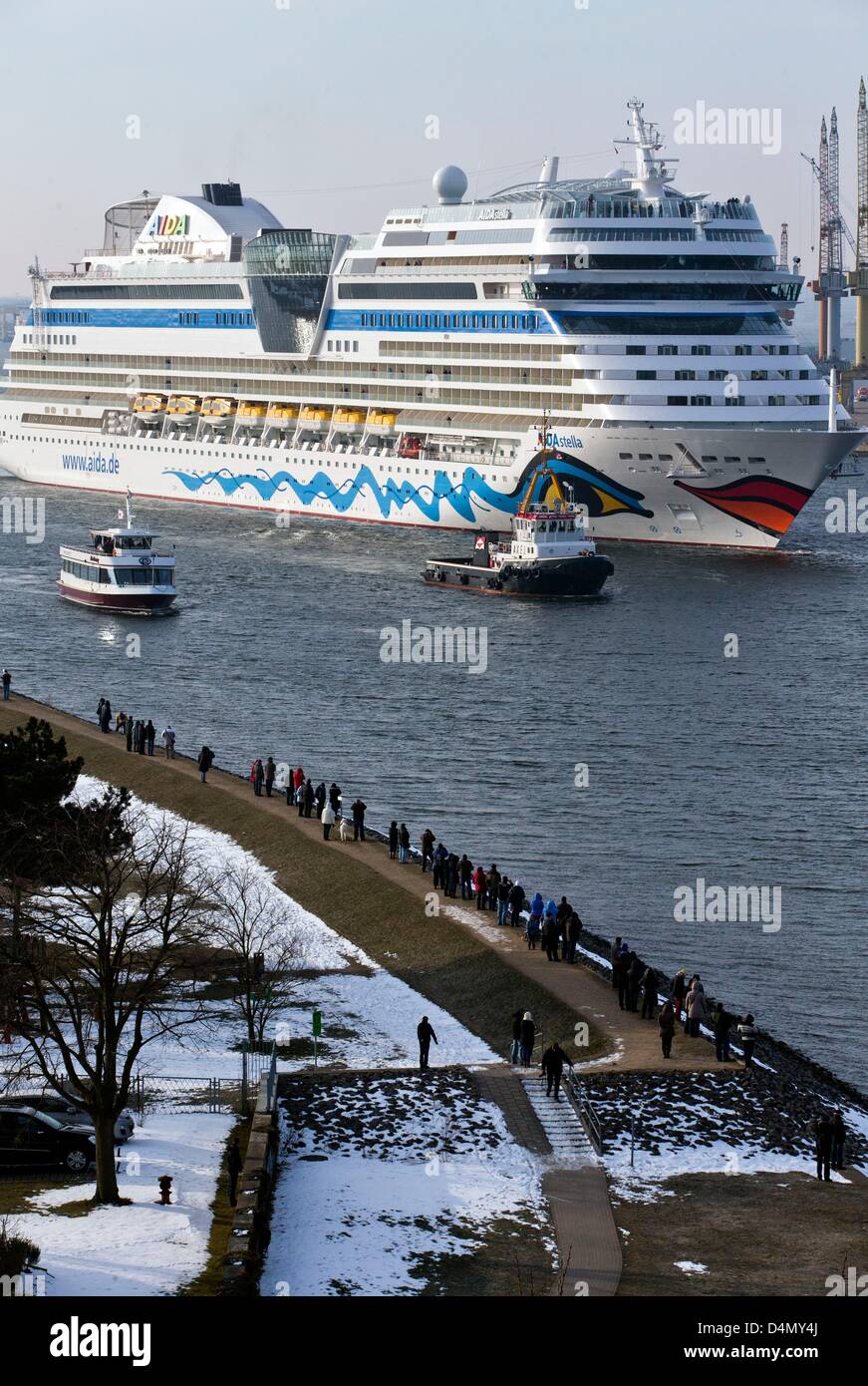 Die neu gebaute Kreuzfahrtschiff, die "AIDAstella", der Hafen von Rostock, Deutschland, 16. März 2013 kommt. Das neue 2.200 Passagierschiff Club verfügt über 14 Decks und entspricht ihrer Schwester Schiffe AIDAblu, AIDAsol und AIDAmar auch in Bezug auf Größe. Foto: Jens Büttner Stockfoto