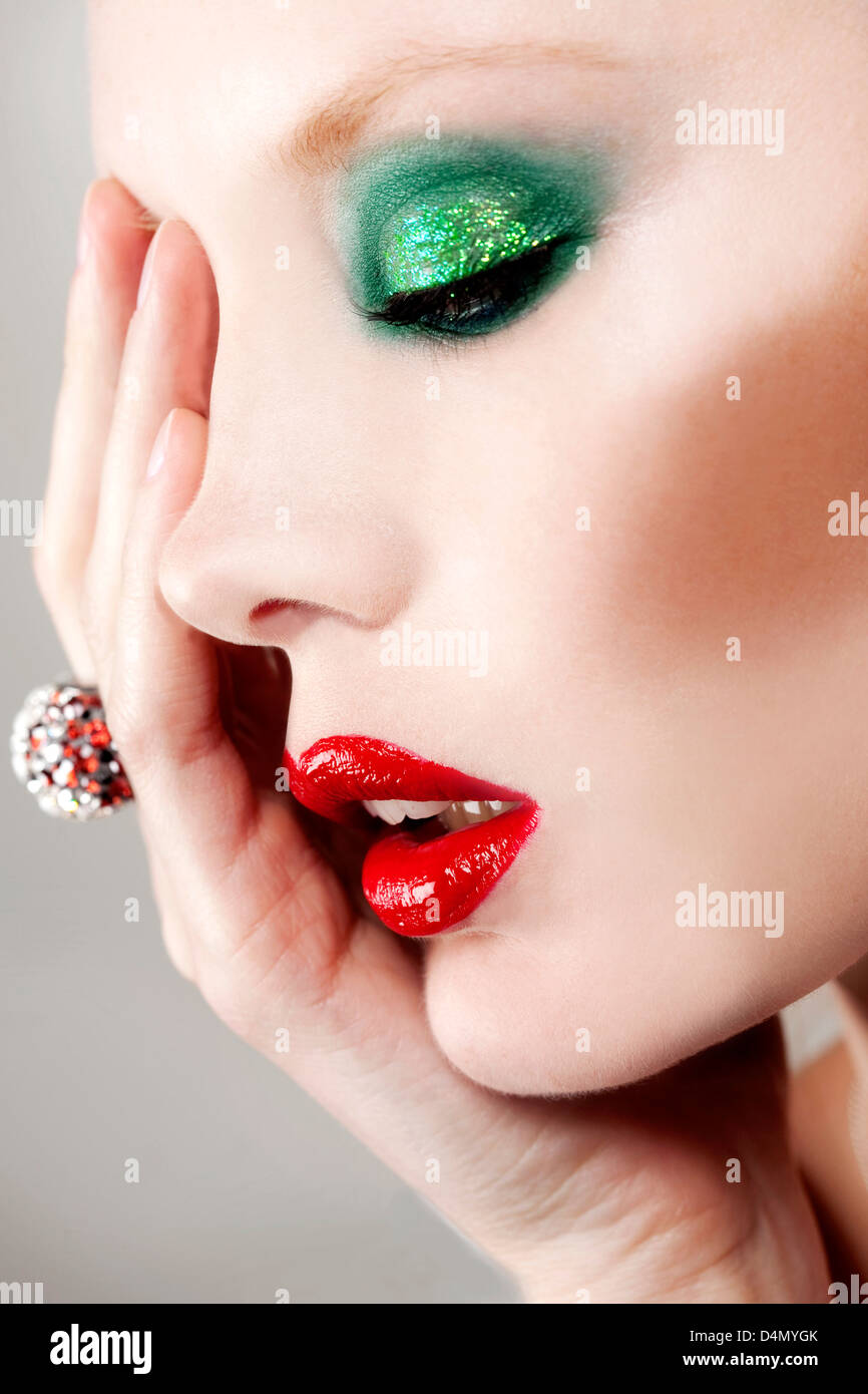 Weibliche Modell tragen grüne Auge Schatten und rote Lippen Stockfoto