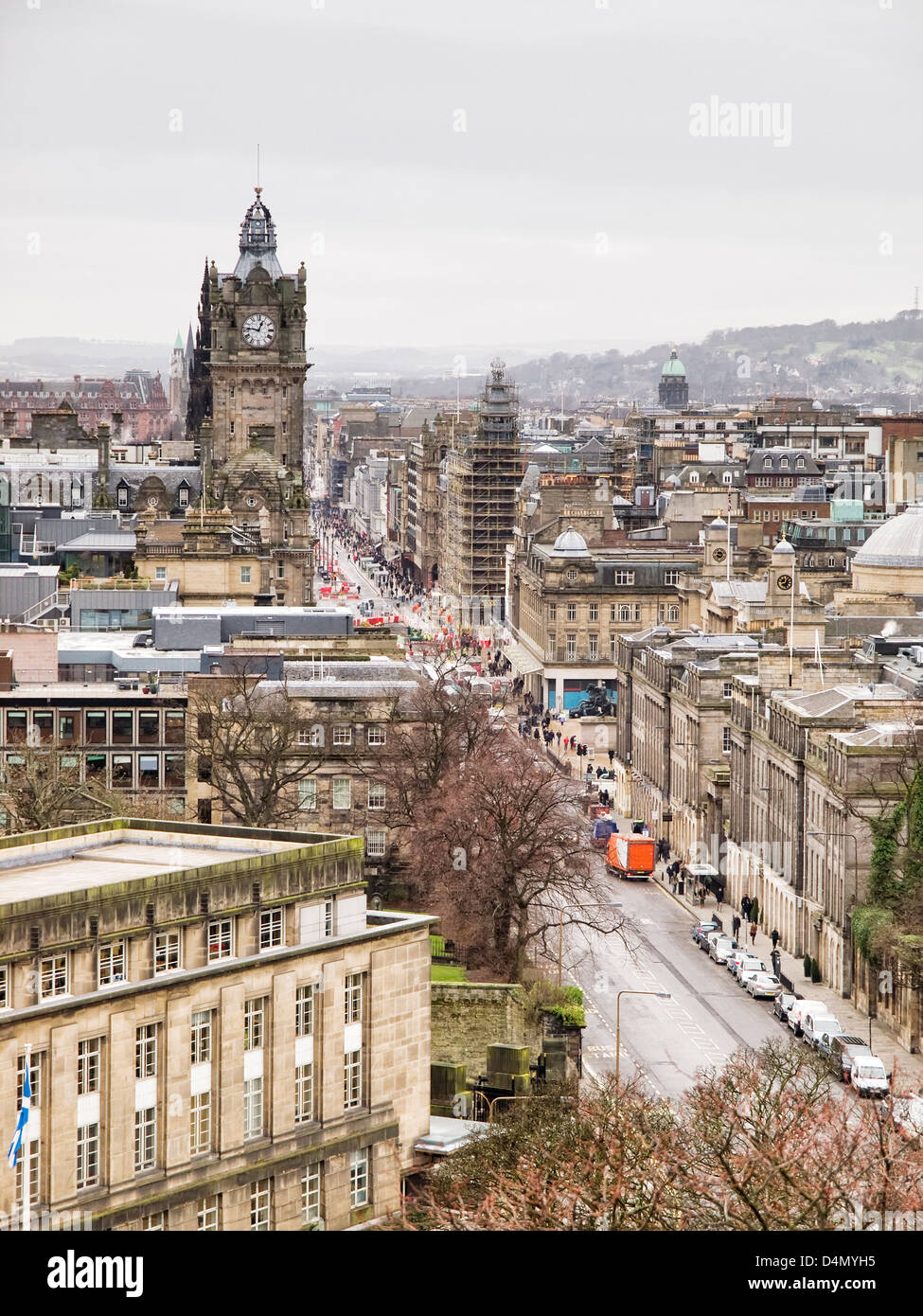 Ein Blick auf Edinburgh Stadtzentrum vom Calton Hill in einem bewölkten Tag. Stockfoto