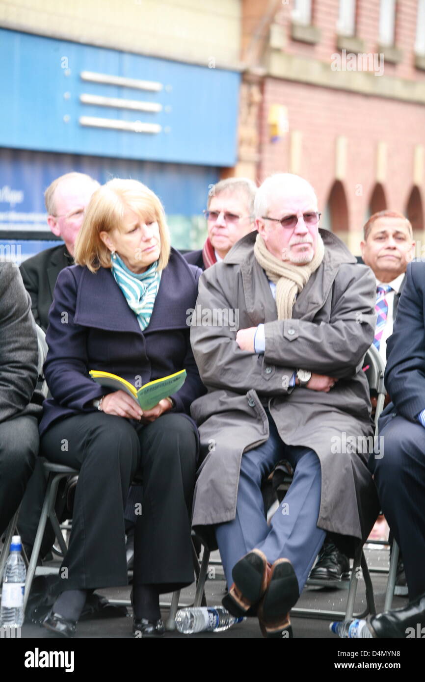 Bridge Street Warrington Cheshire UK 16. März 2013 Colin und Wendy Parry am 20. Festveranstaltung der Bombardierung der Stadt center am 20. März 1993 Stockfoto