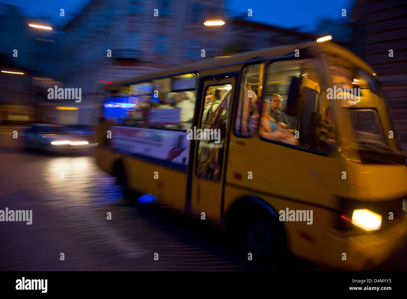 Lviv, Ukraine, einem kleinen Bus in der Nacht Stockfoto