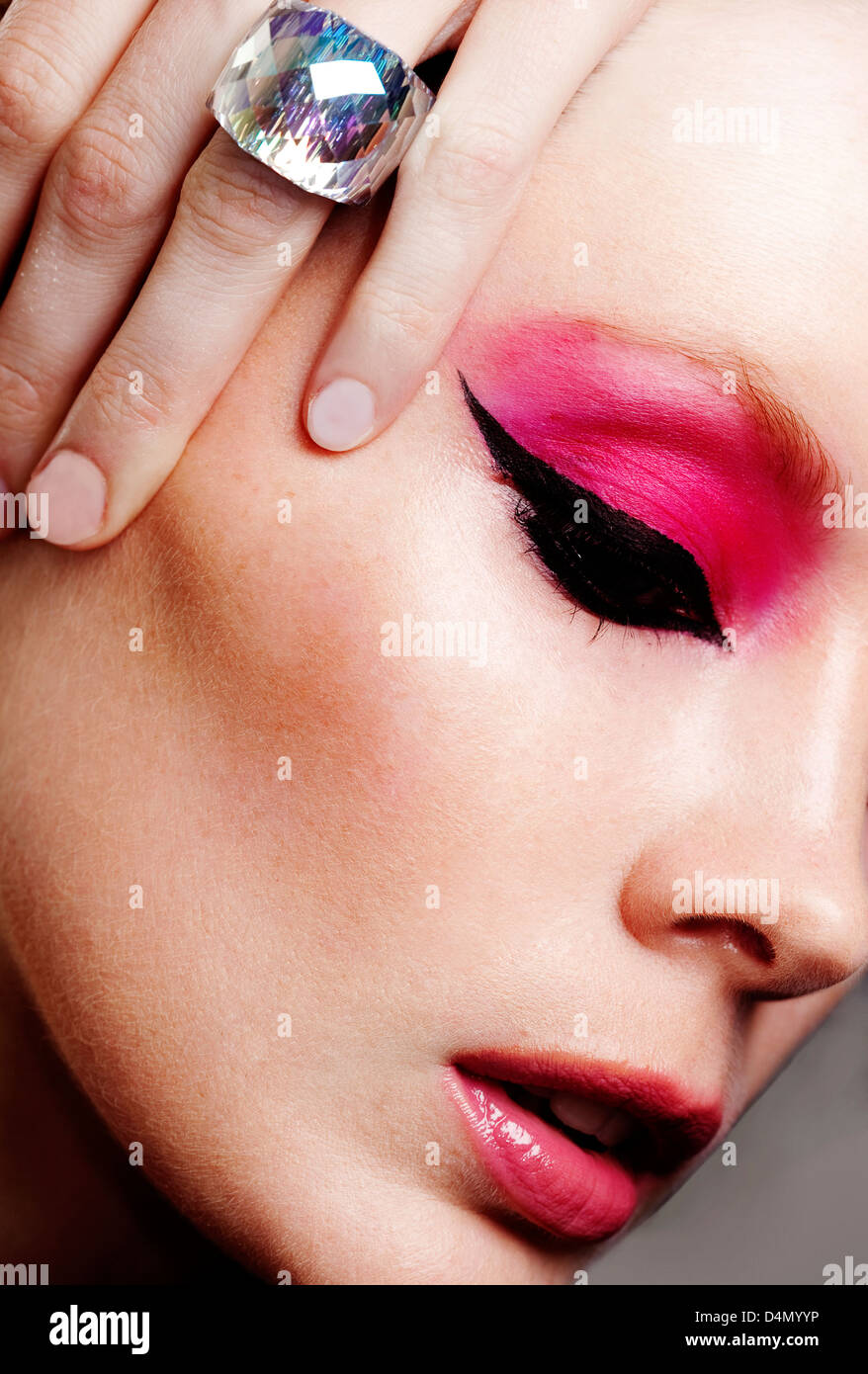 ein Modell tragen rosa Lidschatten Stockfoto