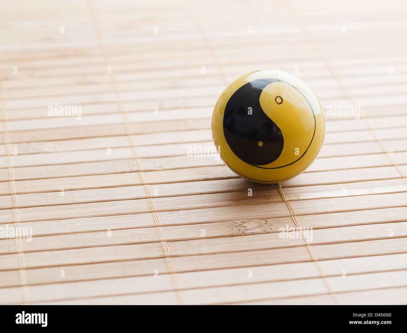 Yin yang balls -Fotos und -Bildmaterial in hoher Auflösung – Alamy