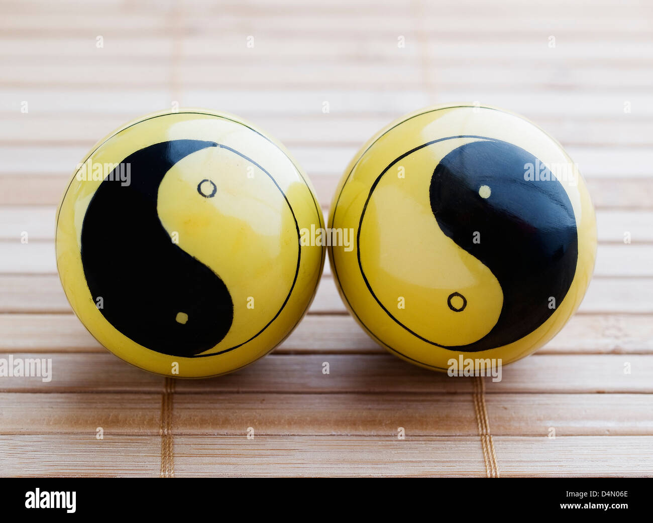 Yin yang balls -Fotos und -Bildmaterial in hoher Auflösung – Alamy