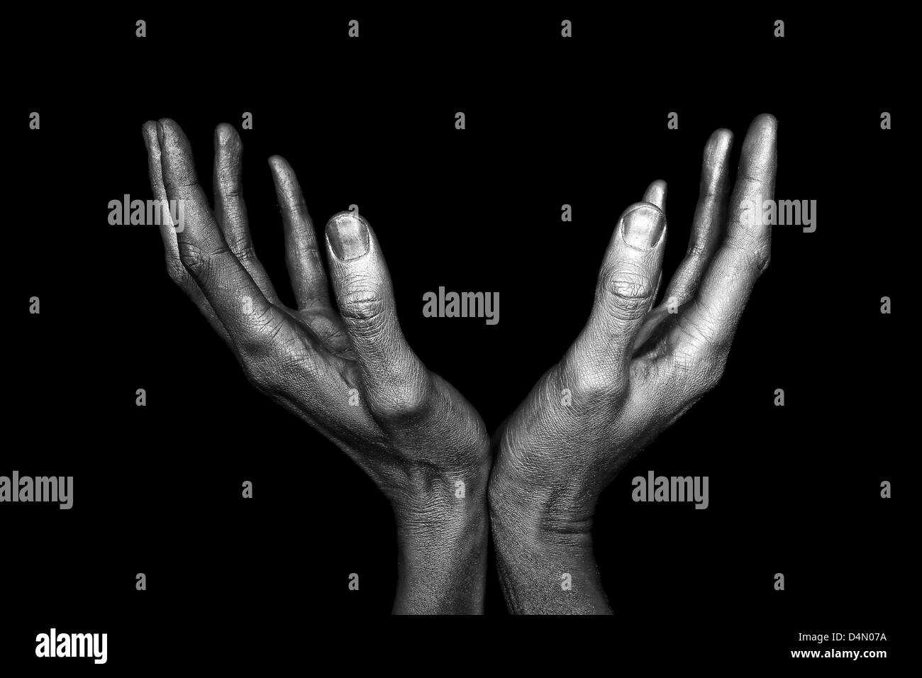 Silbrig männliche Hände auf schwarzem Hintergrund isoliert Stockfoto