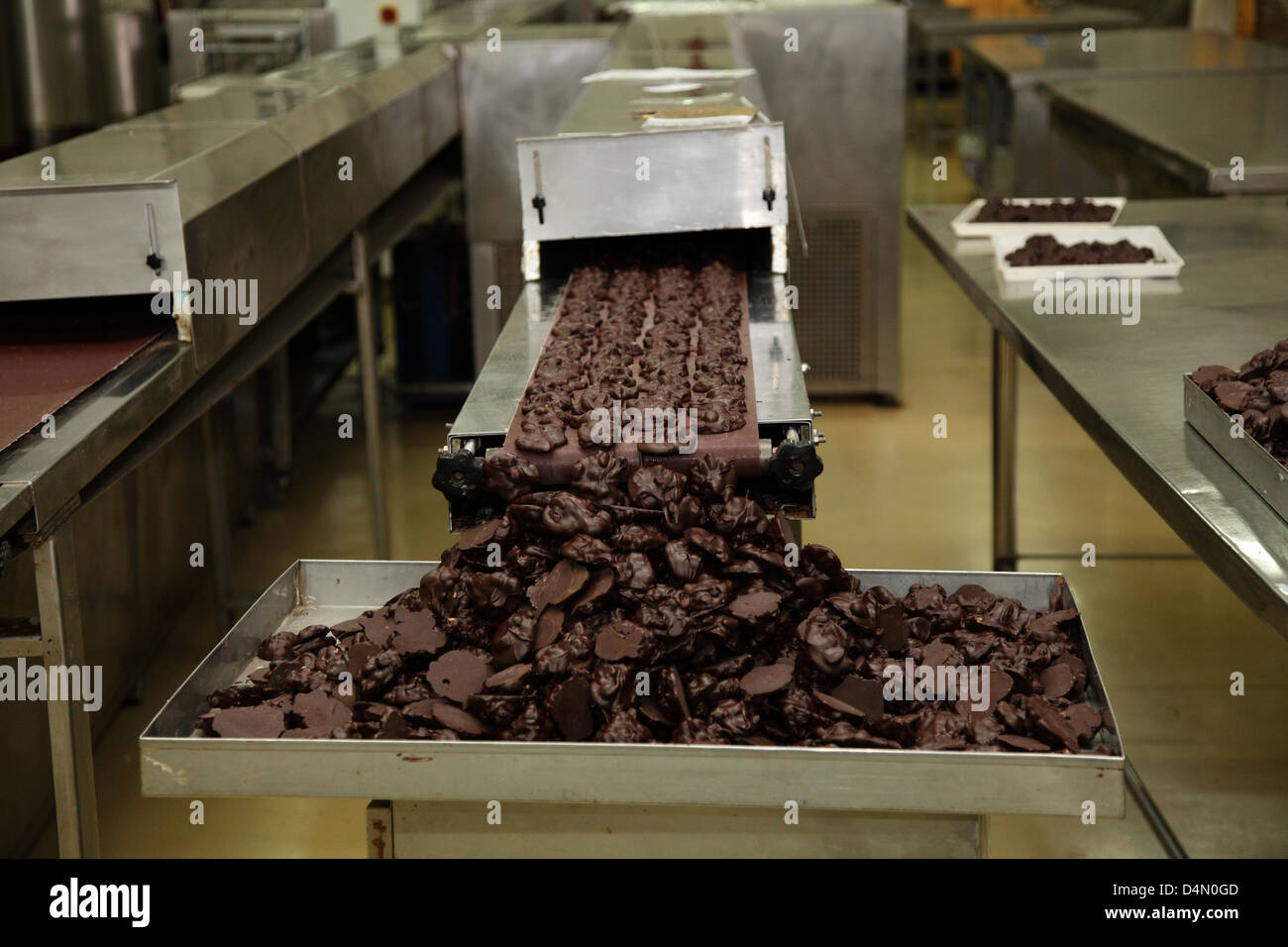 Süßigkeiten, Droping her eine Schokolade Maschine Stockfoto