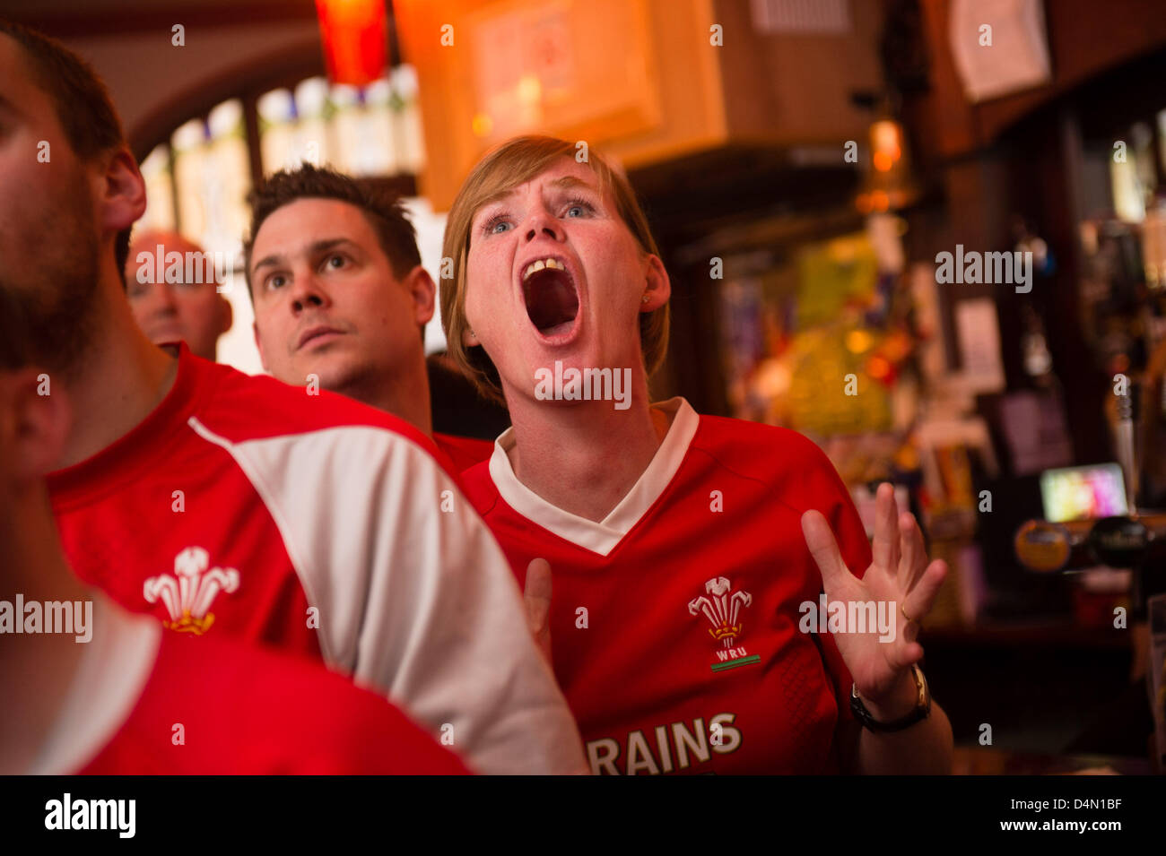 Aberystwyth, Wales, UK. Samstag, 16. März 2013.  Resultate von walisischen Rugby-Fans drängen sich the Castle Hotel Pub in Aberystwyth zu beobachten, dass ihr Team England 30-3 im Millennium Stadium in Cardiff im entscheidenden Spiel der Six Nations 2013 schlagen. In einer letztlich einseitig Spiel Wales erzielte zwei unbeantwortete Versuche, England zu besiegen, die gehofft hatten, ihre ersten Grand-Slam zu gewinnen seit 2003, und dabei wurden selbst die 2013-Champions.   Bildnachweis: Keith Morris/Alamy Live-Nachrichten Stockfoto