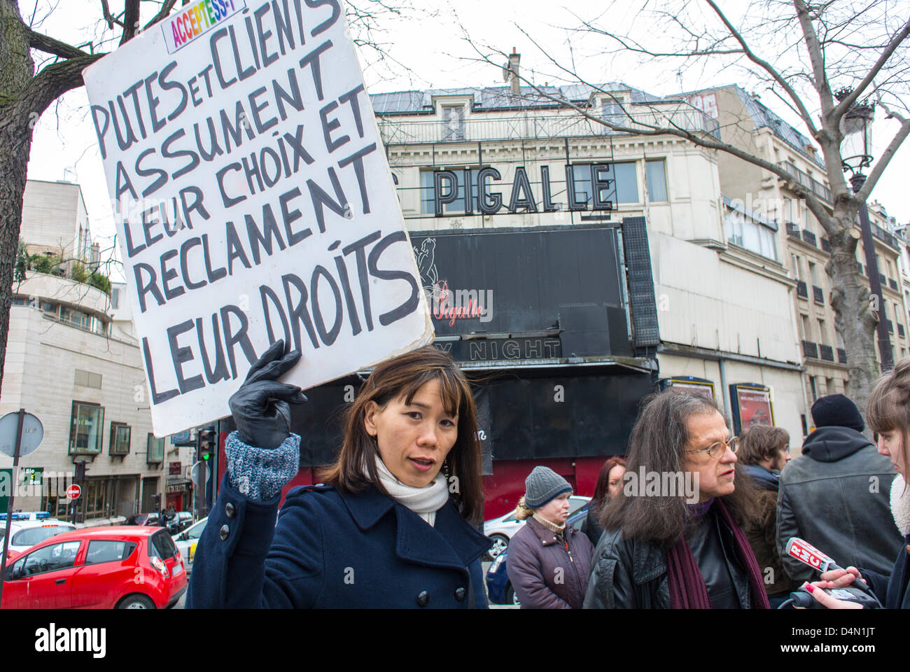 Paris, Frankreich, französische N.G.O protestiert gegen das Anti-Prosititution-Gesetz, das passive Kundenwerbung verbietet, Trans hält Protestzeichen auf der Straße, Menschenrechtsaktivisten, Trans-Protest, lgbt-Einwanderung, Einwanderungsrechte, Frauenaktivismus, Protest unterstützen Einwanderungsrechte, weibliche Empowerment-Zeichen Stockfoto