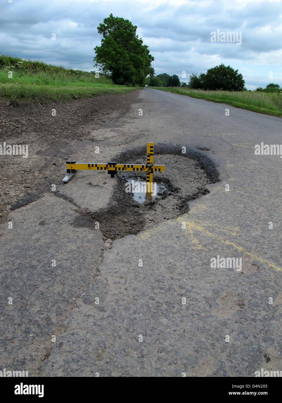 Schlaglöcher, mechanische Ausfälle, defektes Messinstrument, Untersuchung, Autofahrer, Fahrlässig, Schäden, Fahrzeuge, Personenschäden, Pflicht zur Instandhaltung der Autobahn. Stockfoto