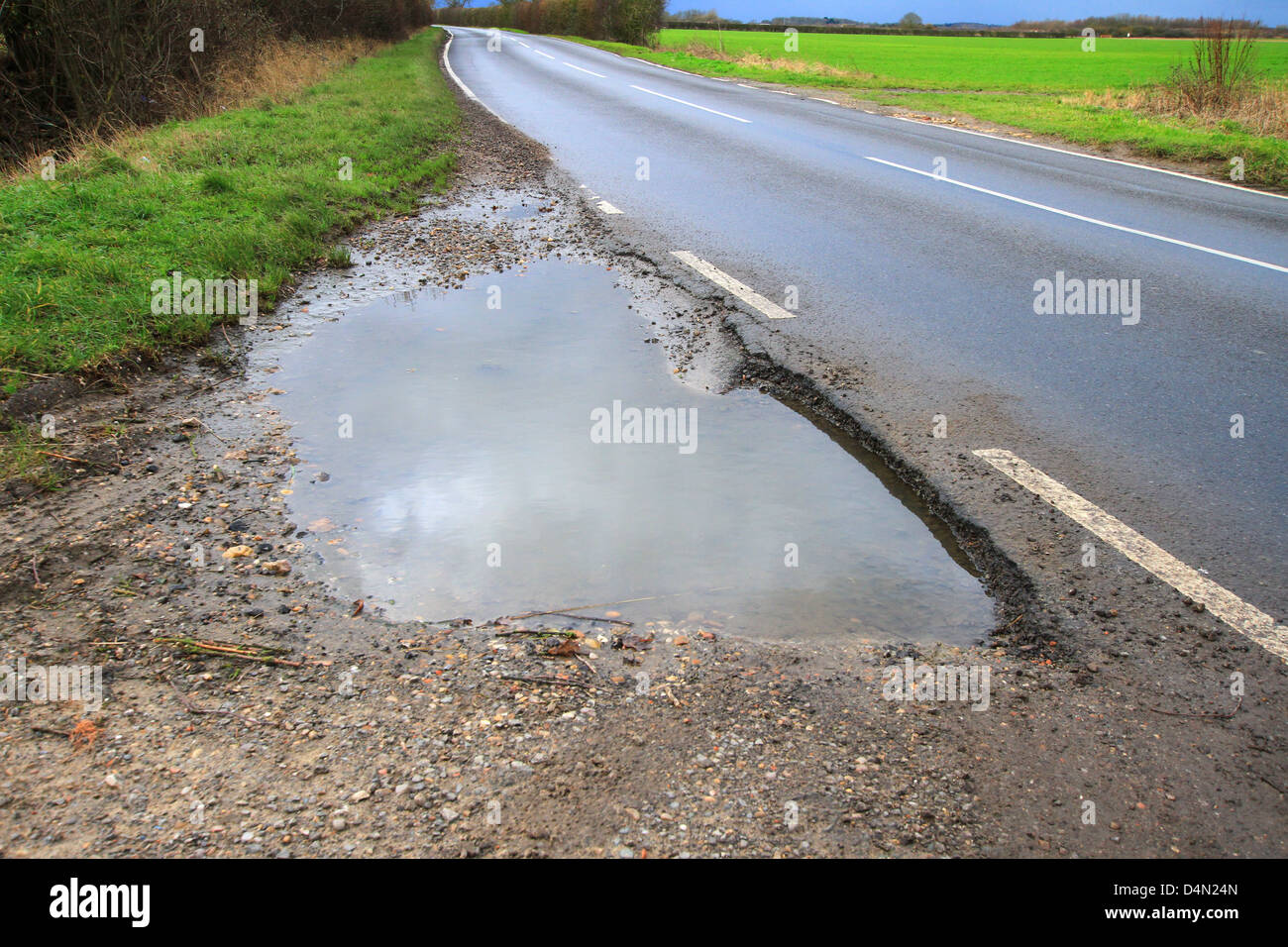 Schlaglöcher, Umfrage, Autofahrer, Schlaglöcher, fahrlässig, Schäden, Fahrzeuge, Personenschaden, gesetzliche Pflicht, Autobahn warten, Straßenbelag, getopft, Fahrbahn Stockfoto