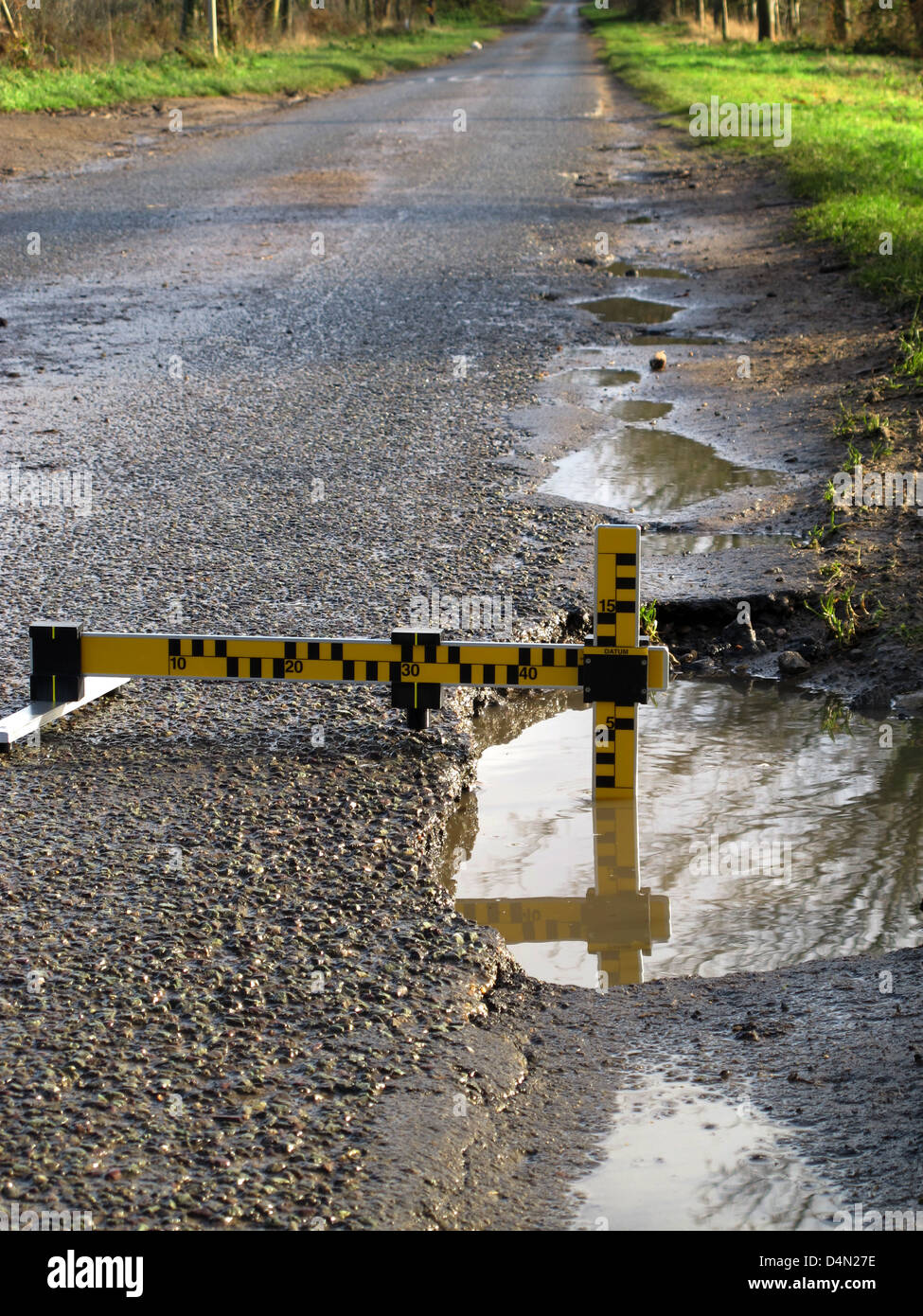 Schlaglöcher, mechanische Ausfälle, defektes Messinstrument, Untersuchung, Autofahrer, Fahrlässig, Schäden, Fahrzeuge, Personenschäden, Pflicht zur Instandhaltung der Autobahn. Stockfoto