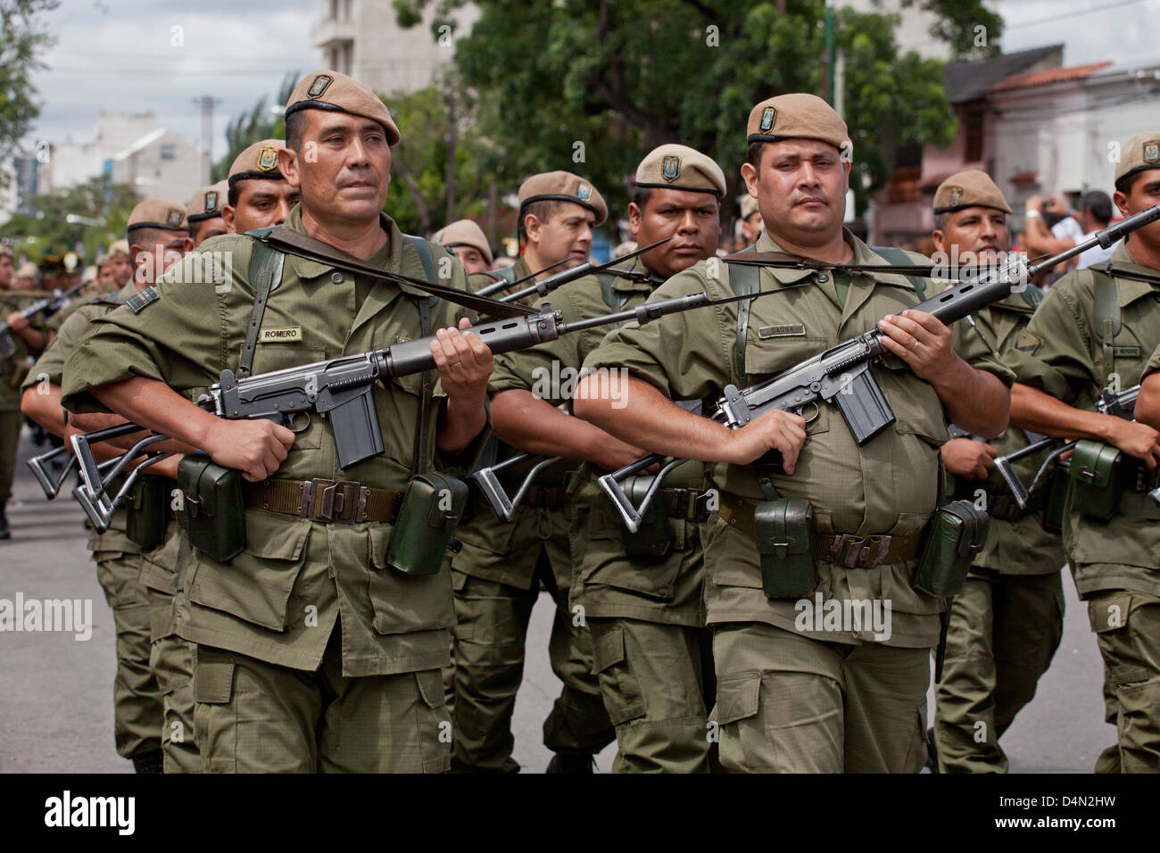 Soldaten der Armee auf der Parade am Unabhängigkeitstag. Buenos Aires, Argentinien ...