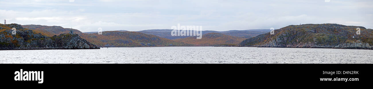 Panorama des rechten Ufers der Kola-Bucht am offenen Meer Stockfoto