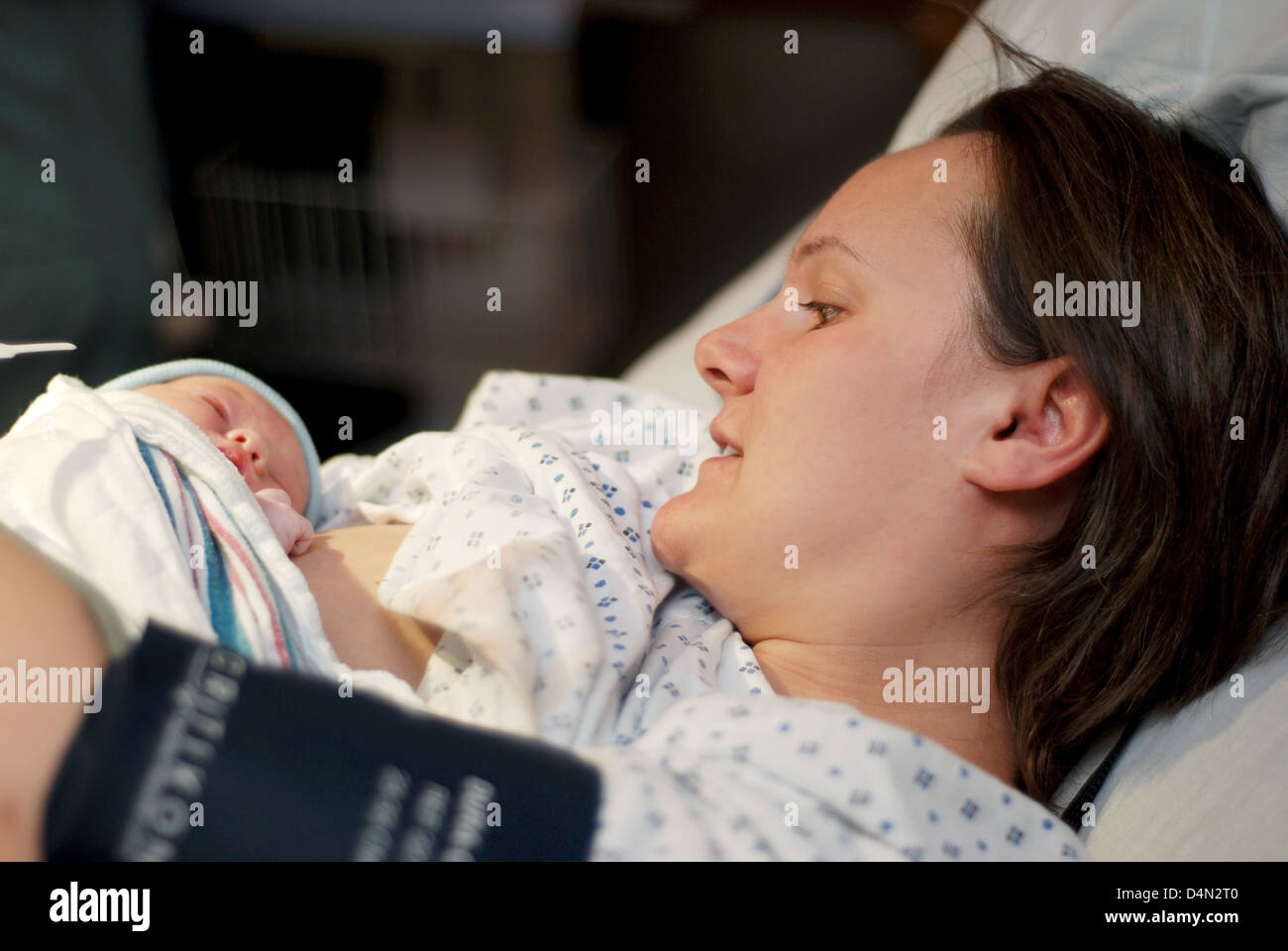 Neugeborenes Baby und Mutter Stockfoto