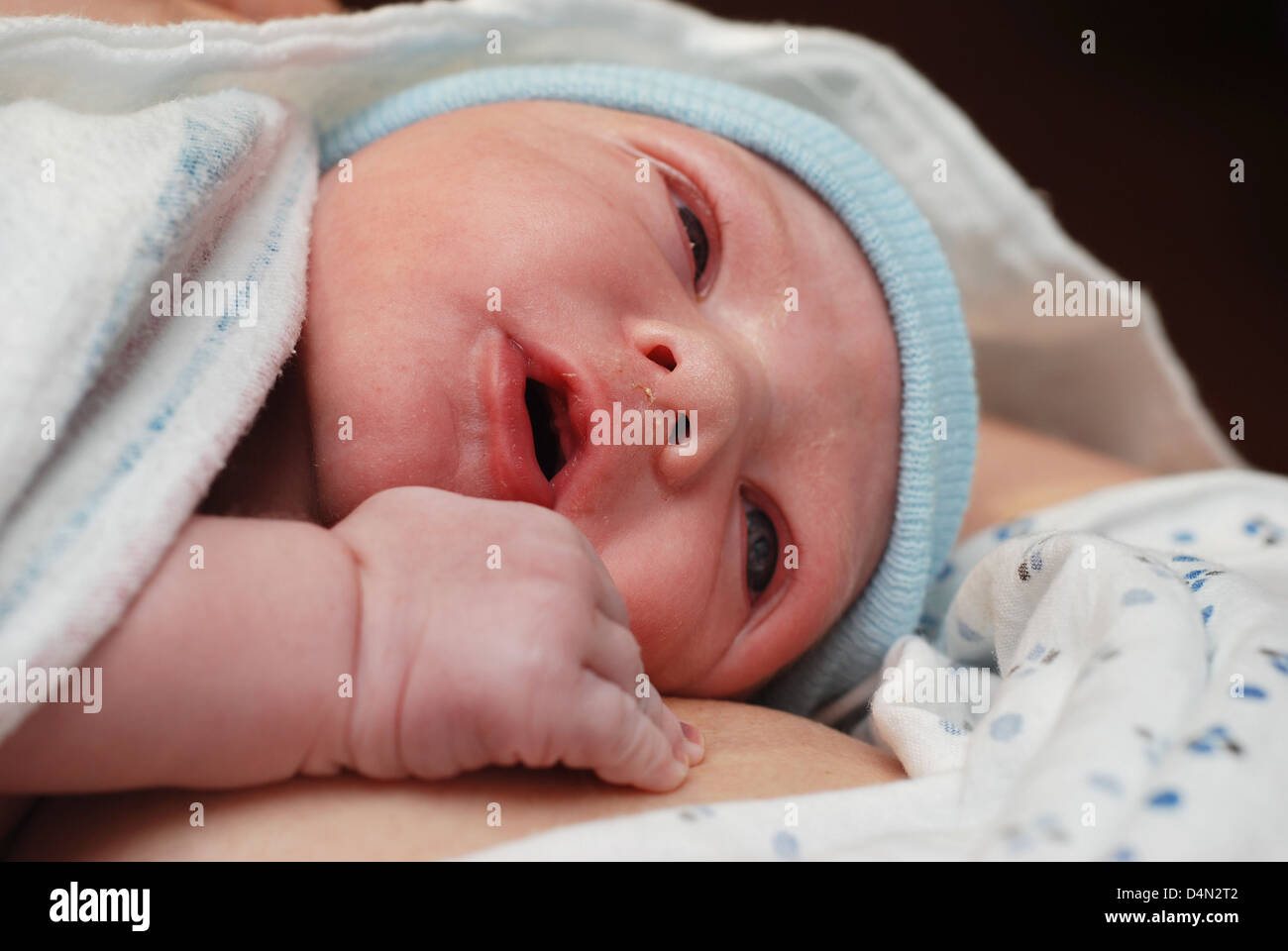 Neugeborenes Baby und Mutter Stockfoto