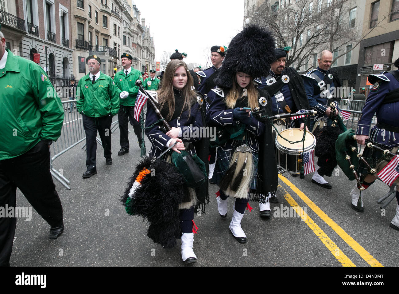 16. März 2013, New York, NY, USA: Hunderttausende von Menschen versammeln und März bis 5th Avenue in New York City, St Paticks Day zu feiern. Bürgermeister Bloomberg und Polizeichef Kelly führen den Marsch von von Midtown zu 79th Street. Stockfoto