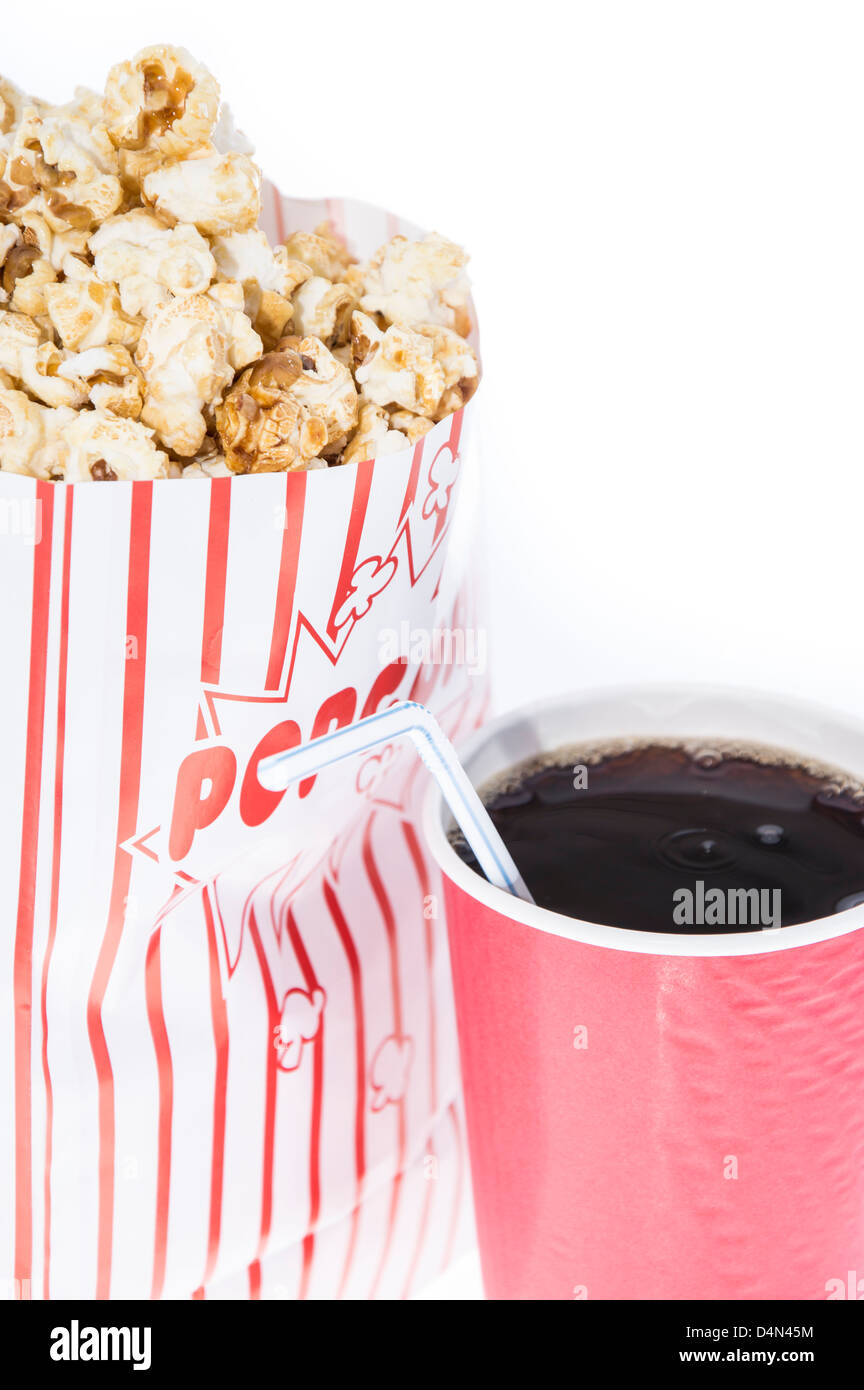 Popcorn, die isoliert auf weißem Hintergrund Stockfoto