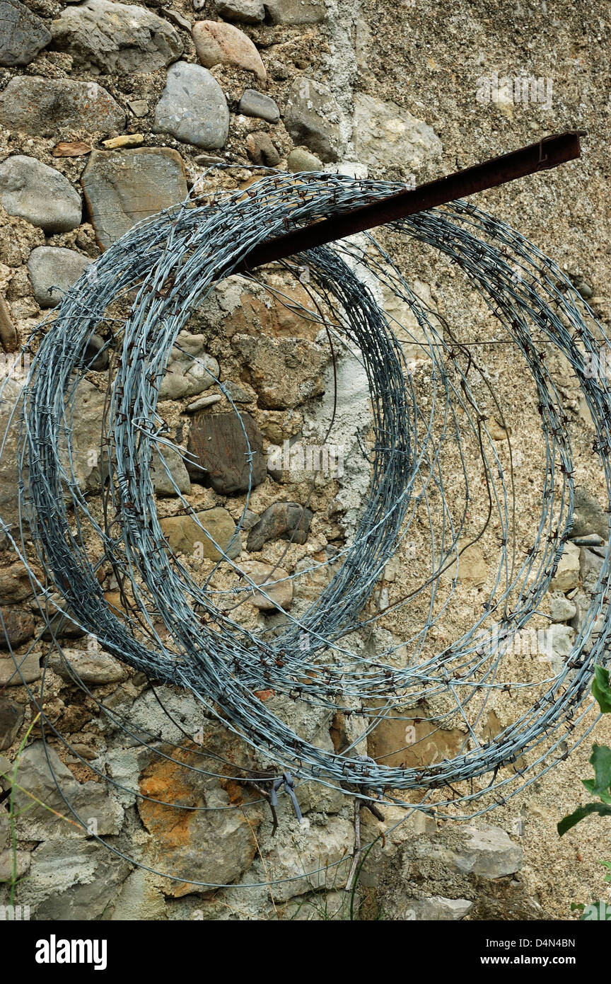 Stacheldraht aufgerollt Stockfoto