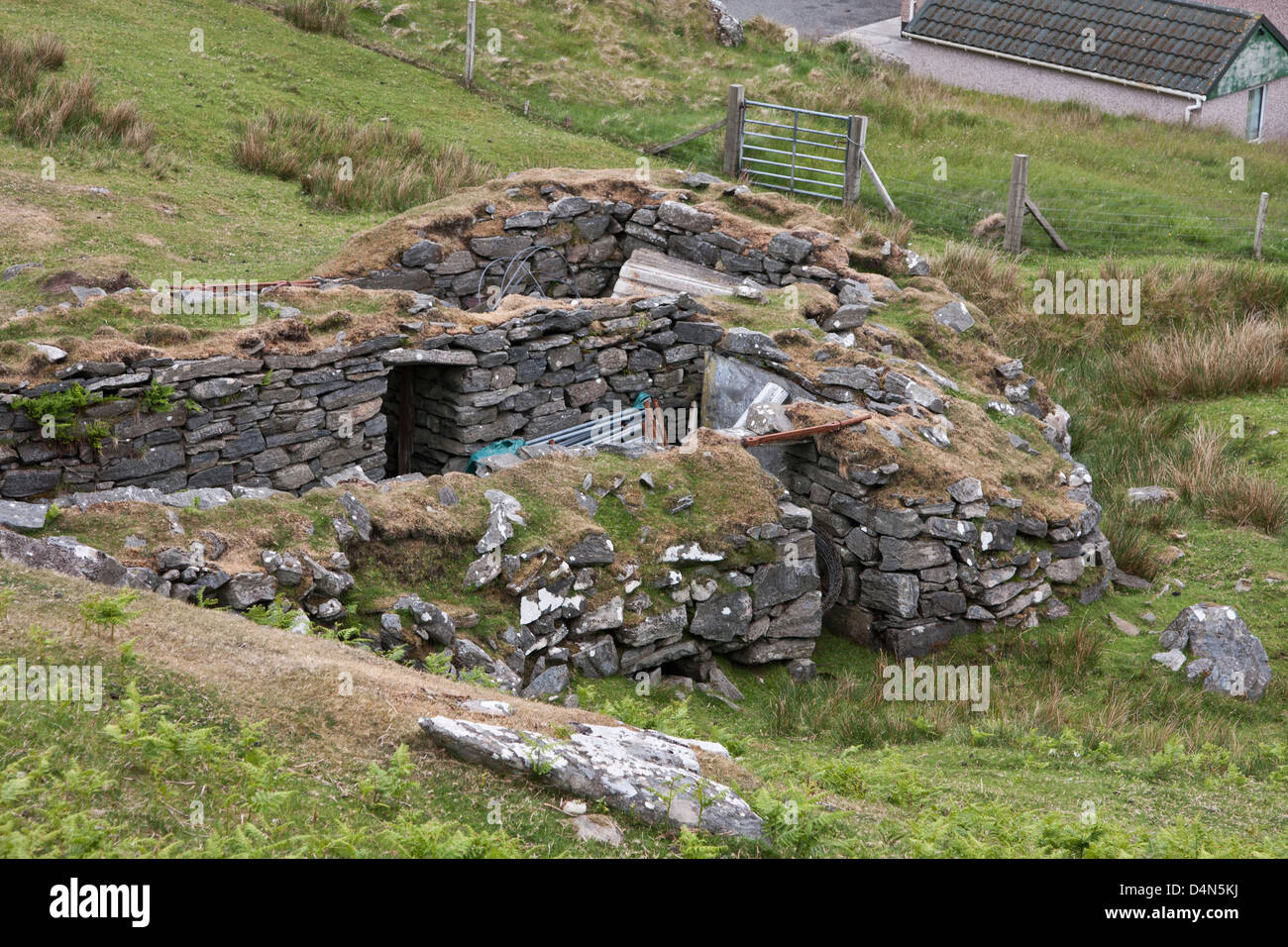 Isle of Lewis, äußeren Hebriden, Schottland, Dun Carloway Broch. Ruinen einer uralten Stein Struktur nun als Speicher genutzt. Stockfoto