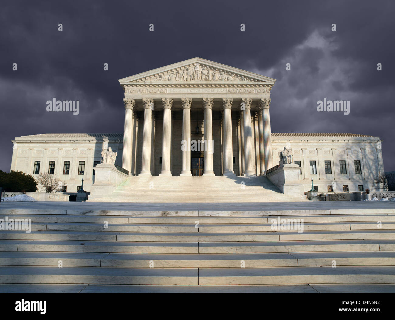 Dunkle Verbot Sturm Himmel beunruhigt über den United States Supreme Court Gebäude in Washington DC. Stockfoto