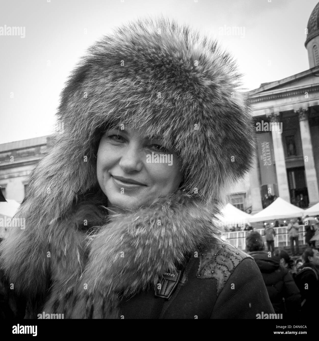 Eine Frau in eine russische Pelzmütze auf Maslenitsa, russische Frühlingsfest, Trafalgar Square, London, 16. März 2013. Stockfoto