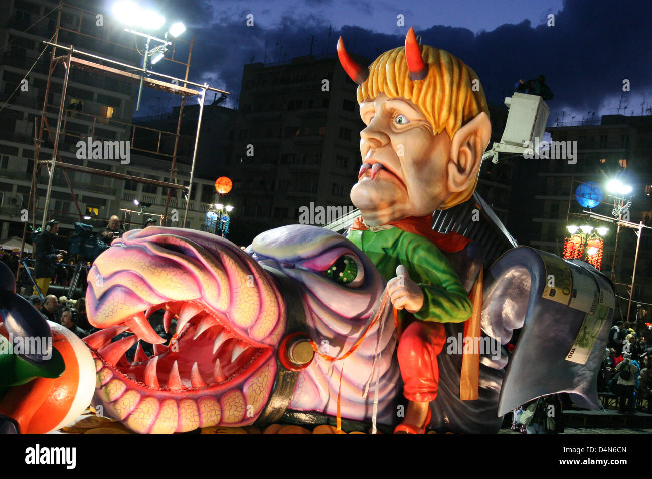 Angela Merkel und die Ameisen Karneval schweben auf dem Jahrmarkt in Patras Griechenland, 16. März 2013. Die deutsche Bundeskanzlerin auf einem großen Boot Jagd Ameisen. Die Ameisen sind die südlichen Länder Europas. Italien, Spanien, Portugal, Griechenland, Zypern, Malta, Irland und Frankreich auf Gedeih und Verderb Merkel, die dominiert und zermalmt Europa. Der Patras-Karneval ist die größte Veranstaltung ihrer Art in Griechenland und eine der größten in Europa, mit mehr als 160 Jahren Geschichte. Foto: Menelaos Michalatos/Alamy Live-Nachrichten Stockfoto