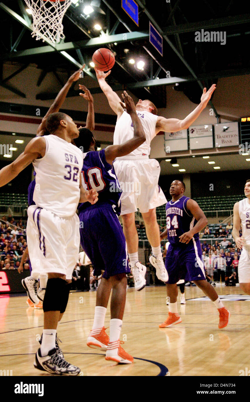 16. März 2013 - Katy, Texas, Vereinigte Staaten von Amerika - 16. März 2013: Austin Wache Thomas Walkup #0 versucht einen Rebound im Verkehr bei der Southland Conference Basketball Turnier Meisterschaft-Spiel zwischen Austin und Northwestern Staat aus dem Leonard E. Merrell Center in Katy, TX Corral. Stockfoto