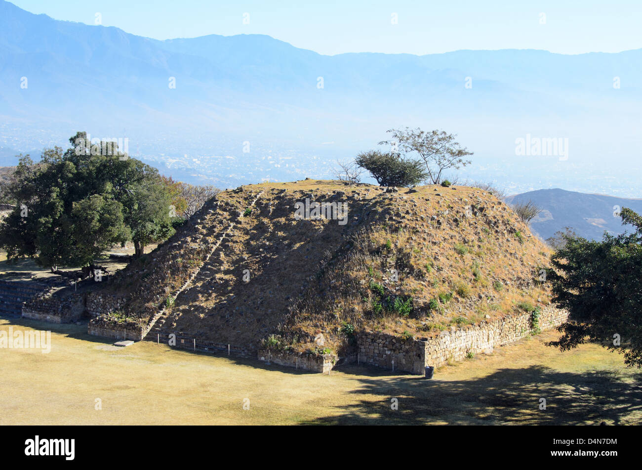 Gebäude Q am Monte Alban, eine antike Stadt der Zapoteken in Oaxaca, Mexiko. Stockfoto
