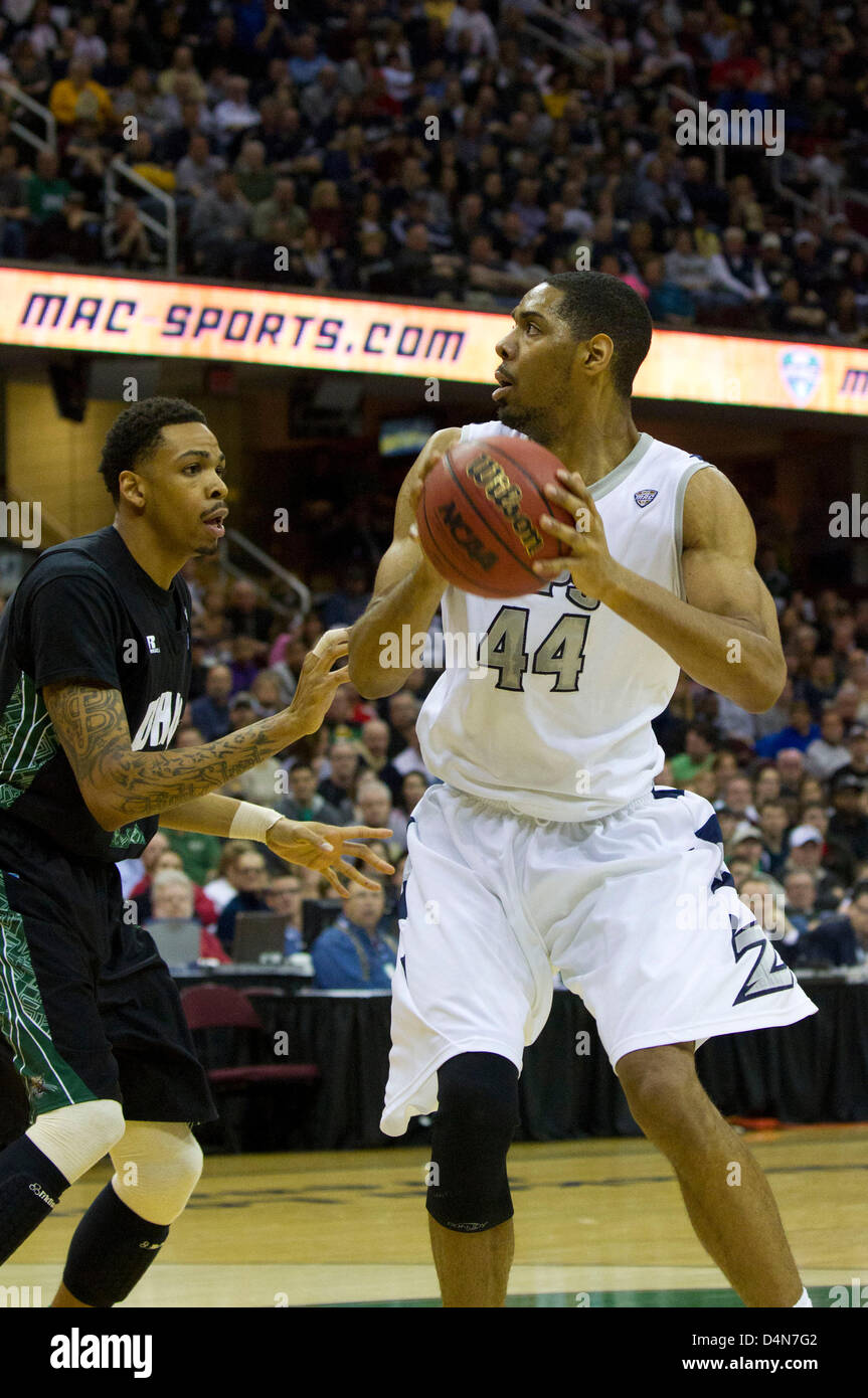 16. März 2013: Zeke Marshall (44) von Akron von Ohios Jon Smith (21) während der MAC Turnier Meisterschaft Spiel verteidigt. Akron Ohio 65 46 am Quicken Loans Arena in Cleveland, Ohio zu schlagen. Stockfoto