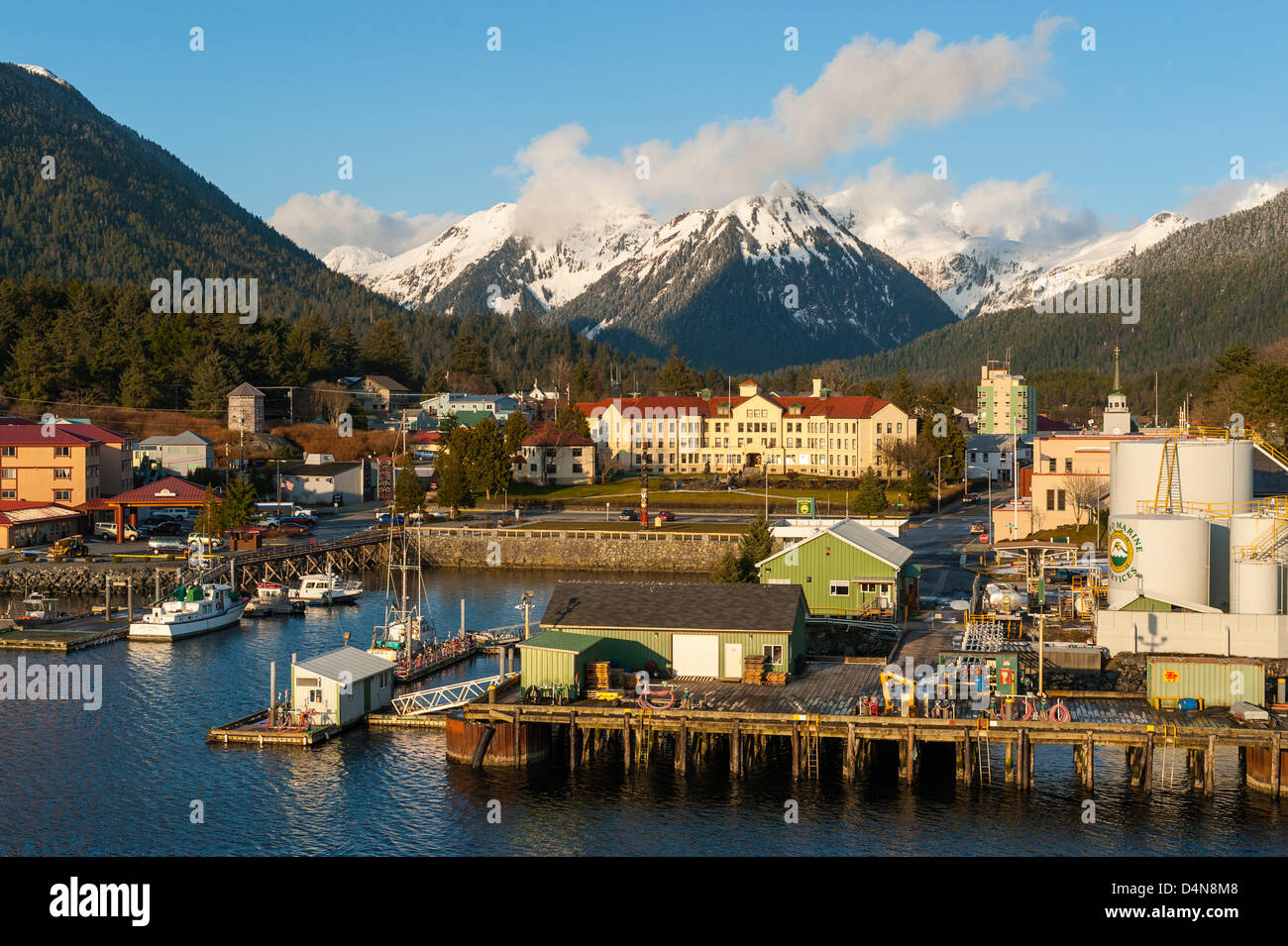 Sitka, Alaska 16. März 2013 Blick auf die Innenstadt und Schnee bedeckt Berge in einem Fischerdorf Alaska. Stockfoto