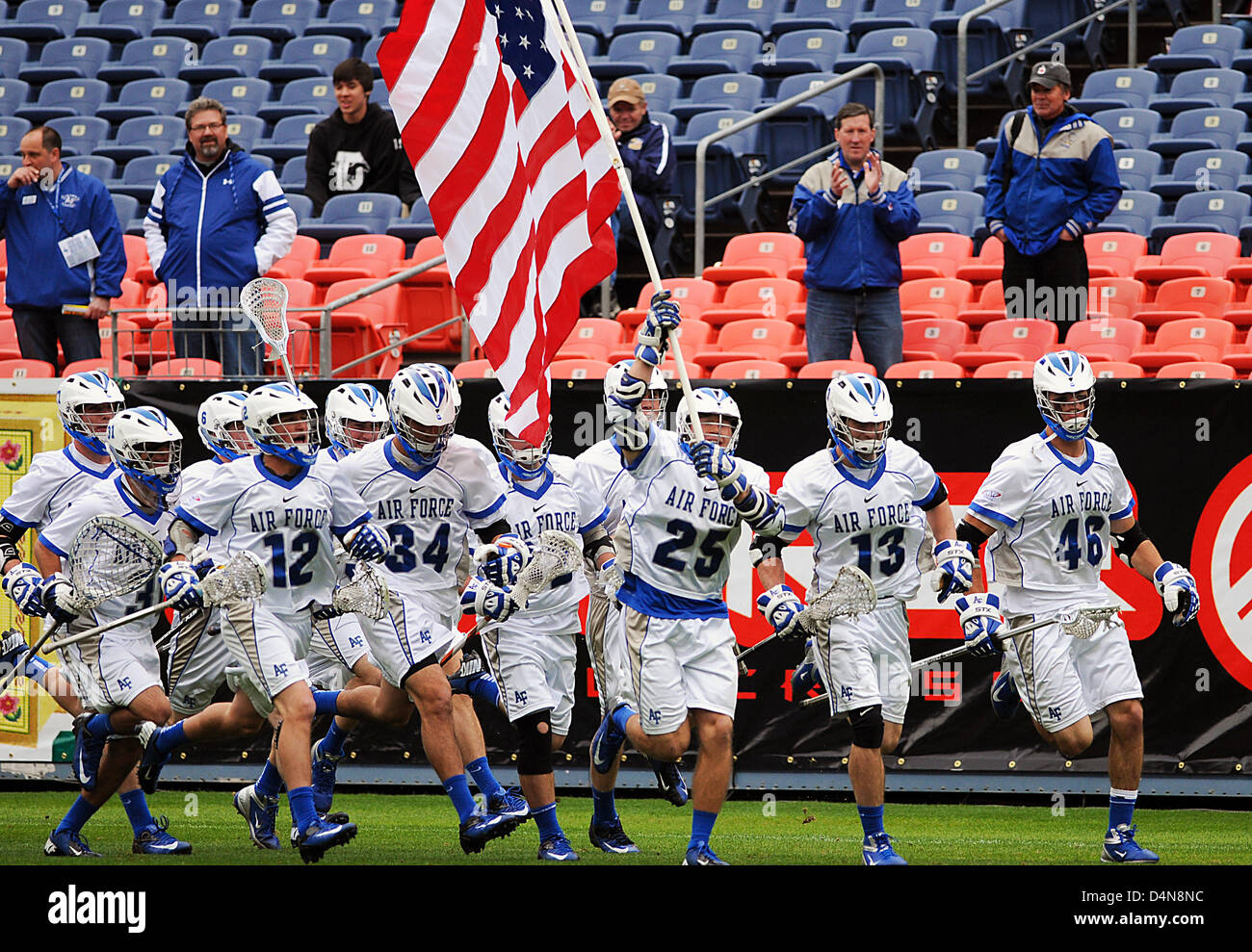 16. März 2013: Air Force Falcons geben Sie das Stadion vor dem Whitman Sampler Mile High Classic, Sports Authority Field at Mile High, Denver, Colorado. Loyola besiegte Luftwaffe 13-7. Stockfoto