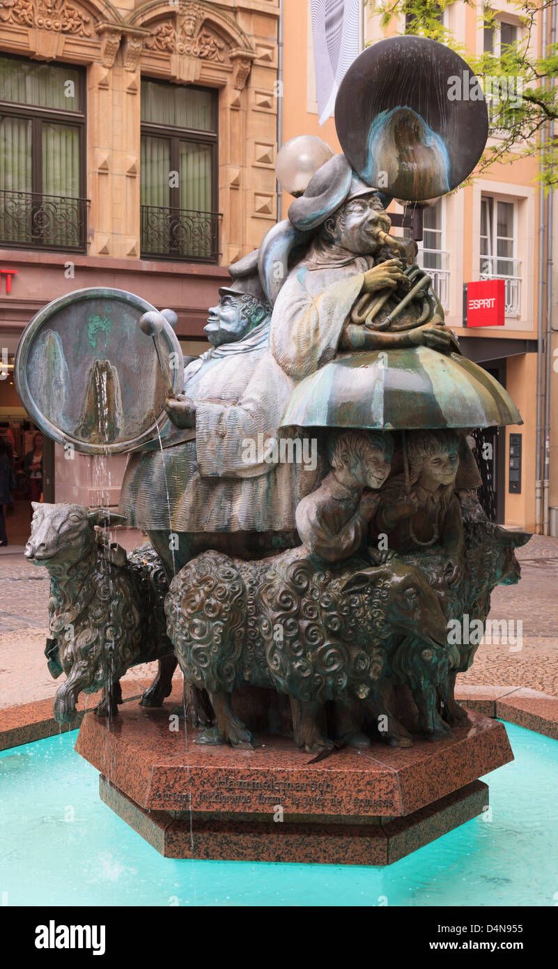 Brunnen und Bronze Skulptur März von den Schafen (Hãmmelsmarsch) von Will Lofy Darstellung Schueberfouer Jahrmarkt in der Stadt Stockfoto