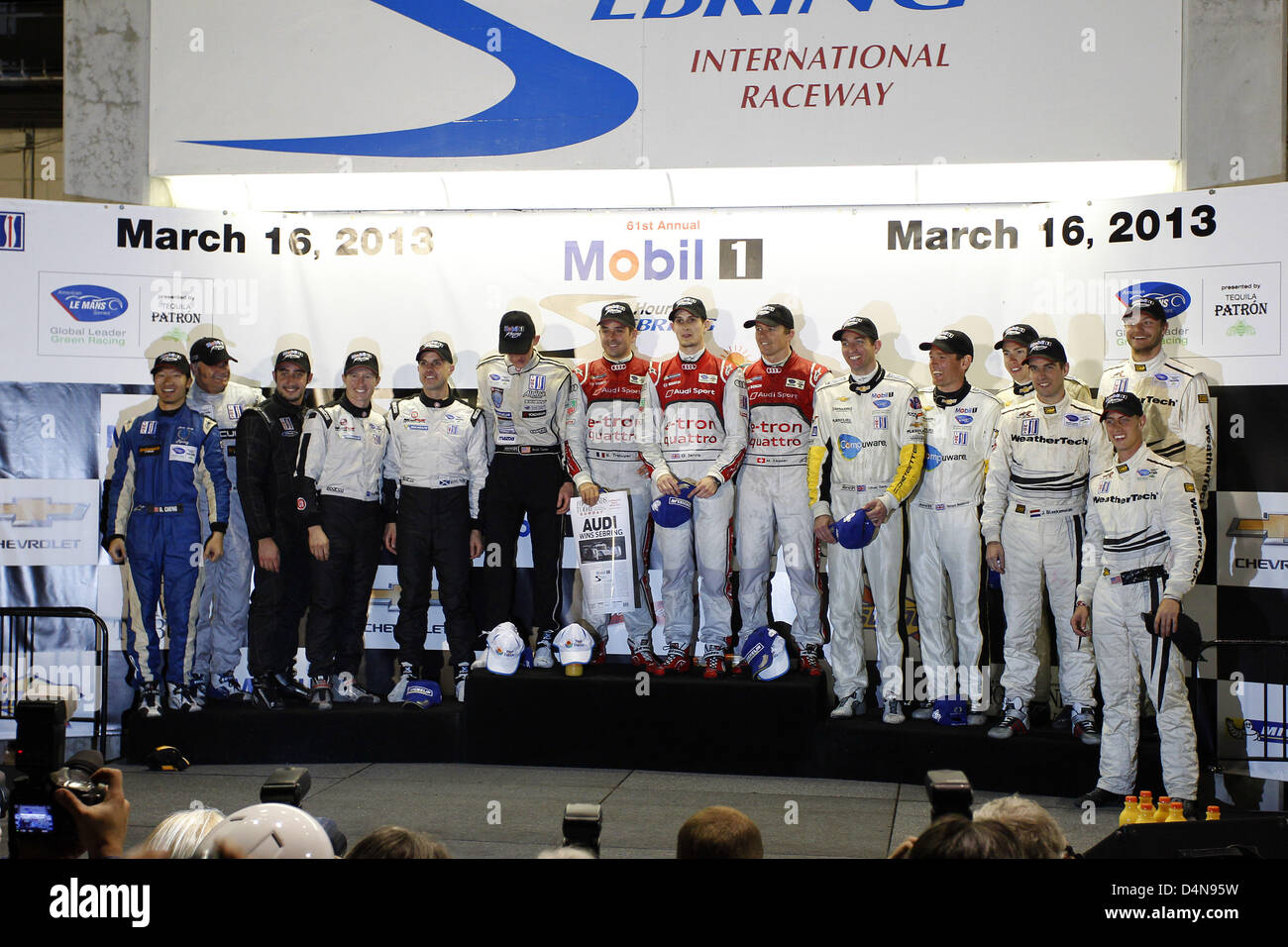 16. März 2013 - Sebring, Florida, USA - Almosen Runde 1 SebALMS Runde 1 12 Stunden von Sebring, Sebring, FL, 13.-16. März 2013 Siegesfeier, Winners Circle, Podium, MARCEL Fässler, BENOIT TRELUYER, OLIVER JARVIS, Audi Sport Team Joest, Audi R18 e-Tron Quattro, COOPER MACNEIL, JEROEN BLEEKEMOLEN, DION VON MOLTKE, Alex Job Racing Porsche GT3 Cup, OLIVER GAVIN, TOMMY MILNER, RICHARD WESTBROOK, Chevrolet Corvette C6 ZR1 , SCOTT TUCKER, RYAN HUNTER-REAY, SIMON PAGENAUD, Level 5 Motorsports, HPD ARX-03b Honda, DAVID CHENG, MIKE GUASCH, DAVID OSTELLA, PR1 Mathiasen Motorsport ORECA FLM09 (Bild Kredit: Stockfoto