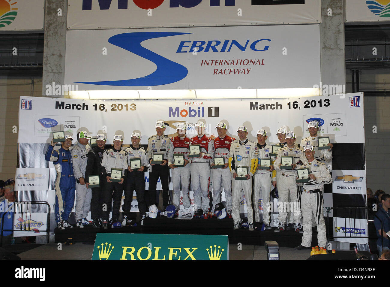 16. März 2013 - Sebring, Florida, USA - Almosen Runde 1 SebALMS Runde 1 12 Stunden von Sebring, Sebring, FL, 13.-16. März 2013 Siegesfeier, Winners Circle, Podium, MARCEL Fässler, BENOIT TRELUYER, OLIVER JARVIS, Audi Sport Team Joest, Audi R18 e-Tron Quattro, COOPER MACNEIL, JEROEN BLEEKEMOLEN, DION VON MOLTKE, Alex Job Racing Porsche GT3 Cup, OLIVER GAVIN, TOMMY MILNER, RICHARD WESTBROOK, Chevrolet Corvette C6 ZR1 , SCOTT TUCKER, RYAN HUNTER-REAY, SIMON PAGENAUD, Level 5 Motorsports, HPD ARX-03b Honda, DAVID CHENG, MIKE GUASCH, DAVID OSTELLA, PR1 Mathiasen Motorsport ORECA FLM09 (Bild Kredit: Stockfoto