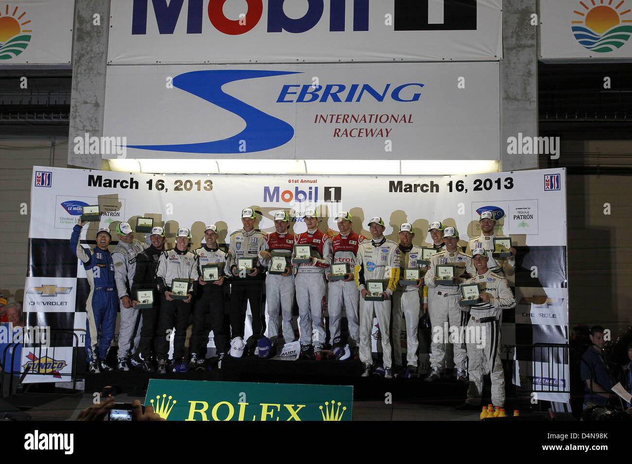 16. März 2013 - Sebring, Florida, USA - Almosen Runde 1 SebALMS Runde 1 12 Stunden von Sebring, Sebring, FL, 13.-16. März 2013 Siegesfeier, Winners Circle, Podium, MARCEL Fässler, BENOIT TRELUYER, OLIVER JARVIS, Audi Sport Team Joest, Audi R18 e-Tron Quattro, COOPER MACNEIL, JEROEN BLEEKEMOLEN, DION VON MOLTKE, Alex Job Racing Porsche GT3 Cup, OLIVER GAVIN, TOMMY MILNER, RICHARD WESTBROOK, Chevrolet Corvette C6 ZR1 , SCOTT TUCKER, RYAN HUNTER-REAY, SIMON PAGENAUD, Level 5 Motorsports, HPD ARX-03b Honda, DAVID CHENG, MIKE GUASCH, DAVID OSTELLA, PR1 Mathiasen Motorsport ORECA FLM09 (Bild Kredit: Stockfoto