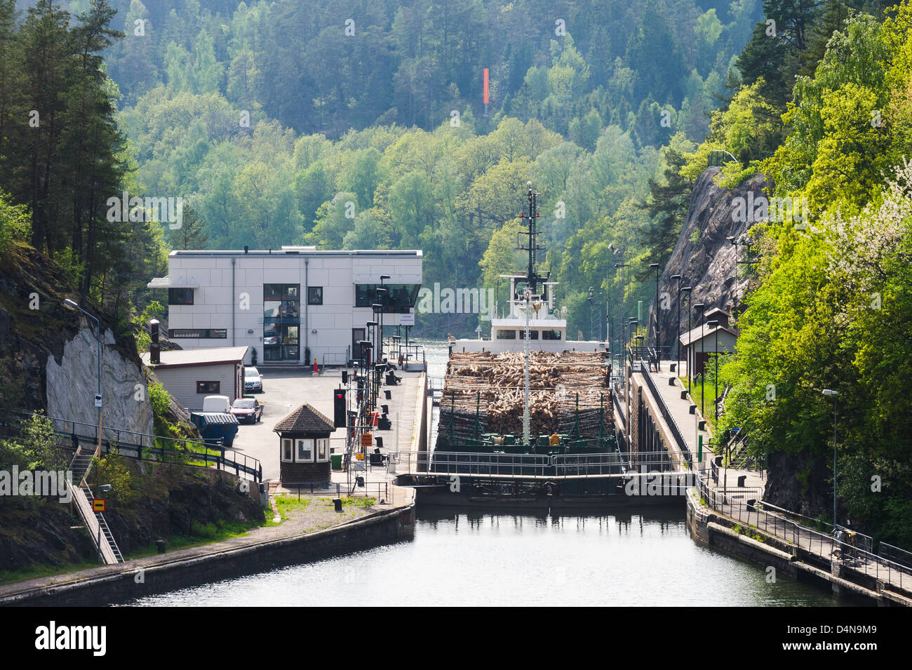 Kanalschleuse mit Boot in Göta Älv, Trollhättan, Schweden, Europa Stockfoto