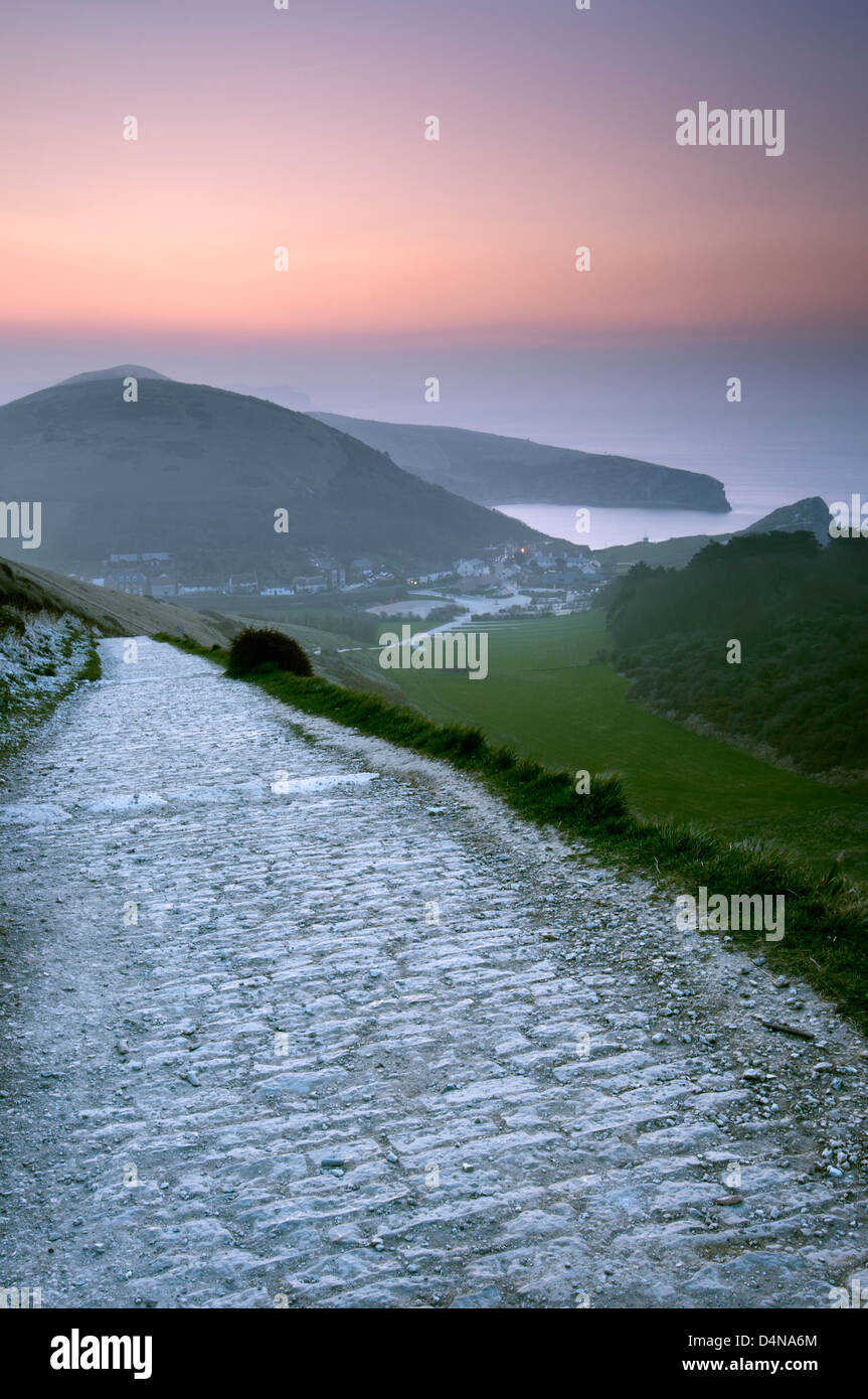 Zeigen Sie in Richtung Lulworth Cove aus Hambury Tout im Morgengrauen an, Dorset. Stockfoto