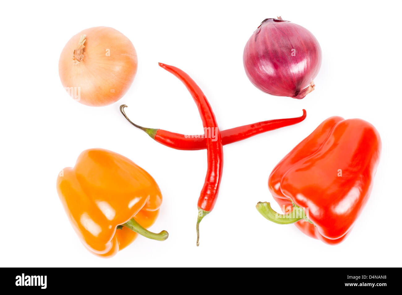 Draufsicht auf eine Anordnung von Bauernhof frischen braunen und roten Zwiebeln, orange und rote süße Paprika und zwei gekreuzt red hot chili Peppers isoliert auf weiss. Stockfoto
