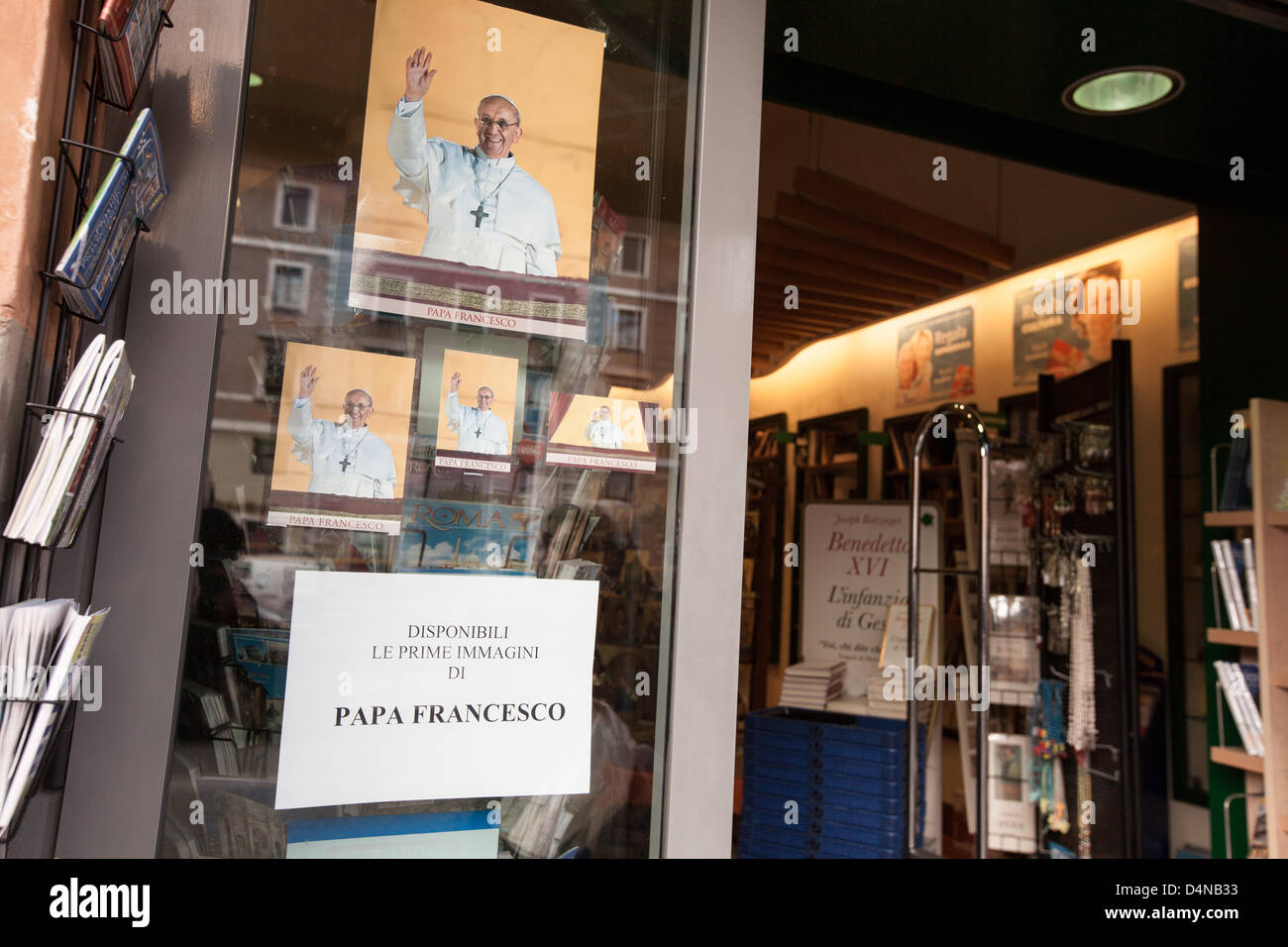 Vatikan-Stadt. Rom. 16. März 2013. Bild von Papst Francis (76) in einem Schaufenster auf dem Petersplatz zu sehen. Kardinal Bergoglio wurde gewählt Papst Mittwoch, 13. März 2013, nach dem Rücktritt von Papst Benedikt XVI. Stockfoto