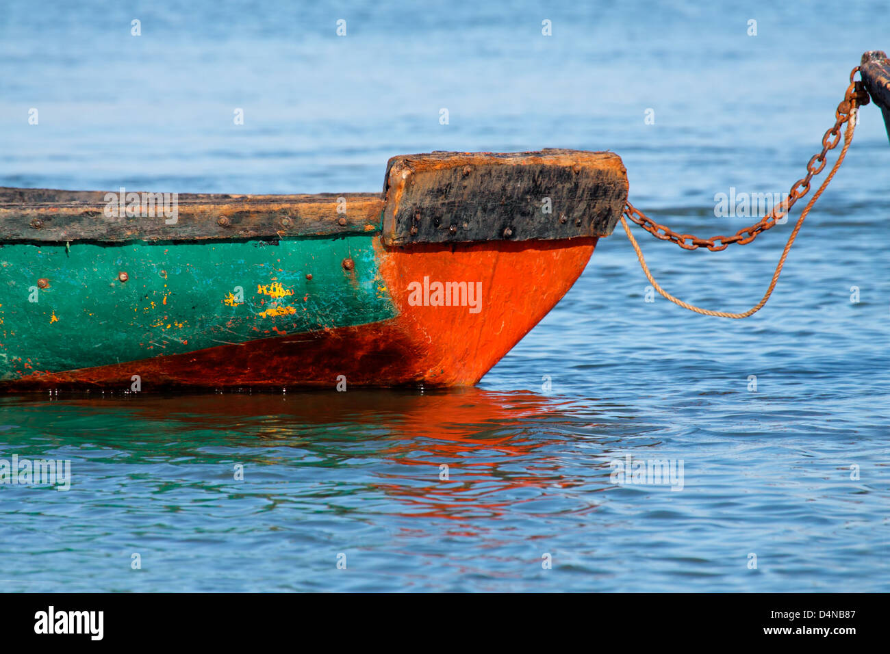 Verankerte hölzernen Fischerboot mit Spiegelung im Wasser Stockfoto