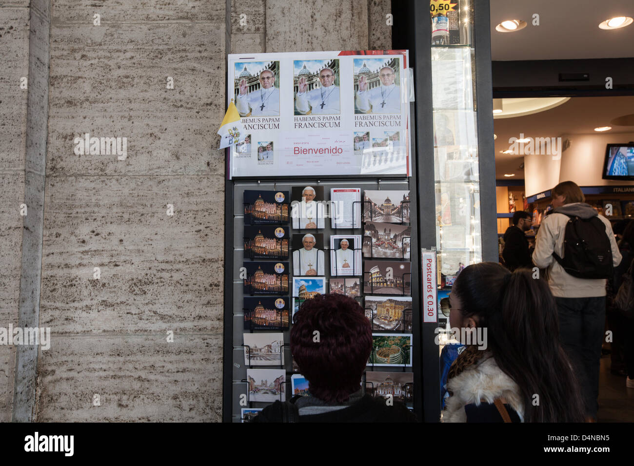 Vatikan-Stadt. Rom. 16. März 2013. Bild von Papst Francis (77) - Bergoglio - gesehen in einem Schaufenster auf dem Petersplatz. Kardinal Bergoglio wurde gewählt Papst Mittwoch, 13. März 2013, nach dem Rücktritt von Papst Benedikt XVI. Stockfoto