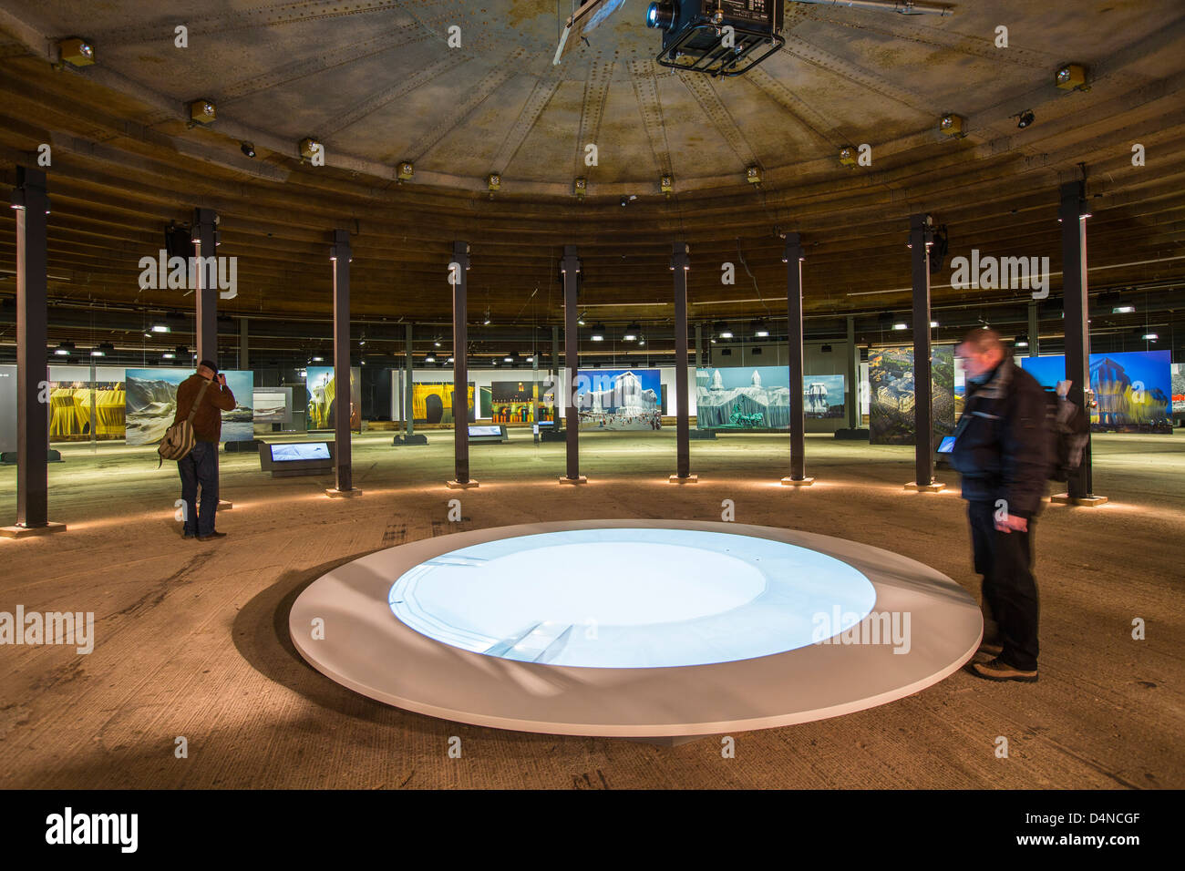 Gasometer Oberhausen. Christo Installation, Ausstellung "Big Air-Paket" im Inneren der Gasometer, ein ehemaliger Gasbehälter. Stockfoto
