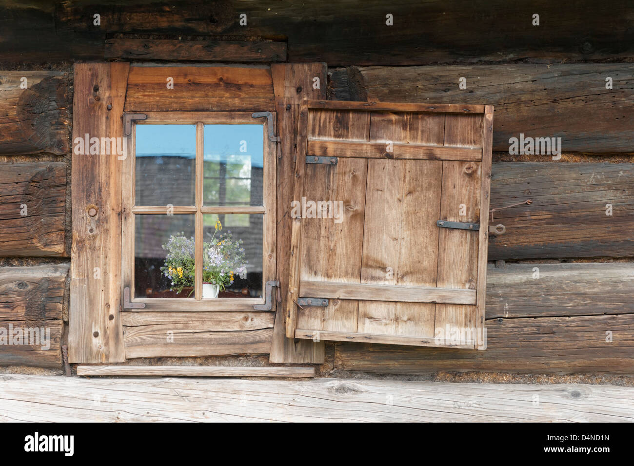 Fenster der Bauern Haus, Orawa ethnographischen Museum, Kleinpolen, Polen Stockfoto